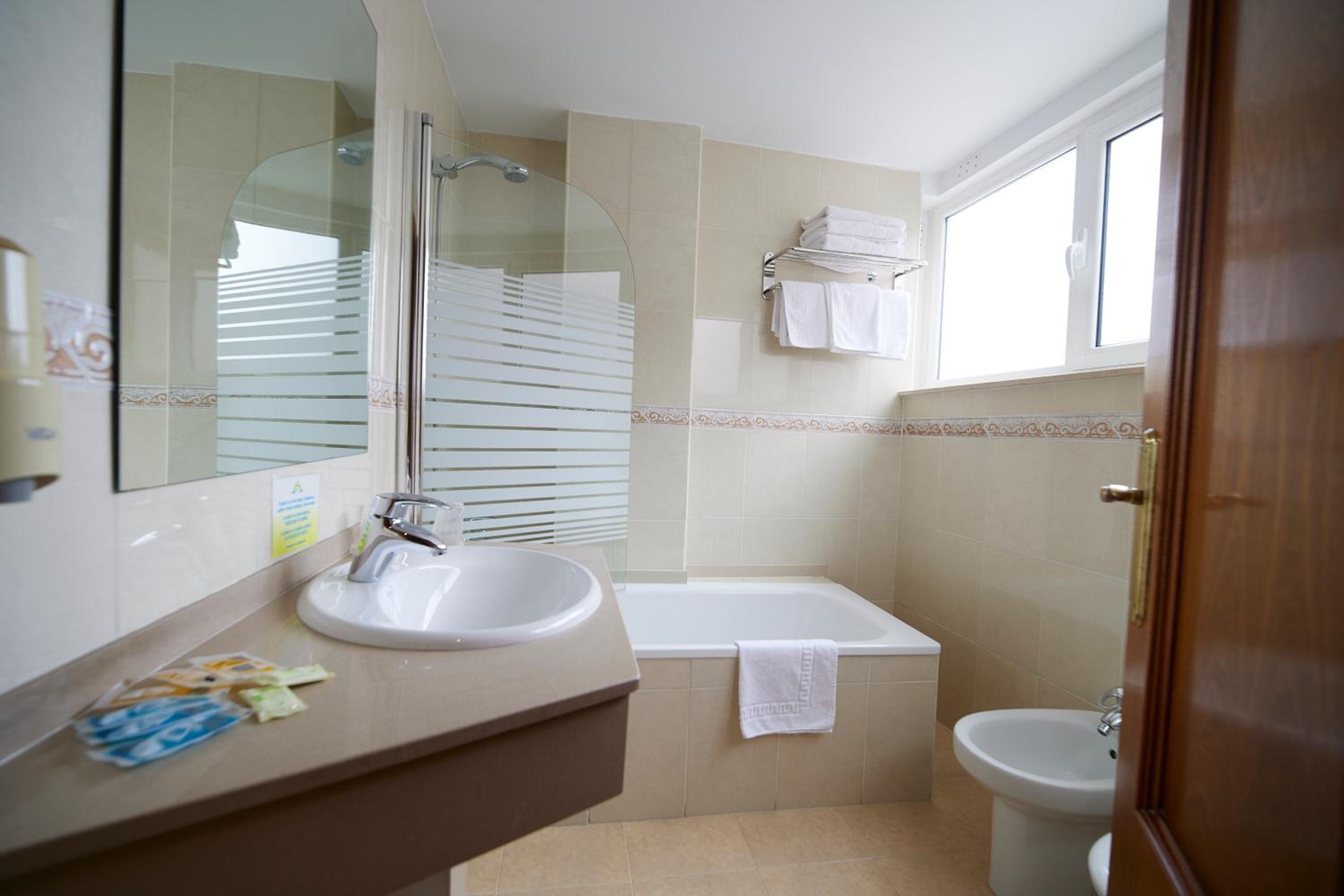 Triple Room - Photo 6