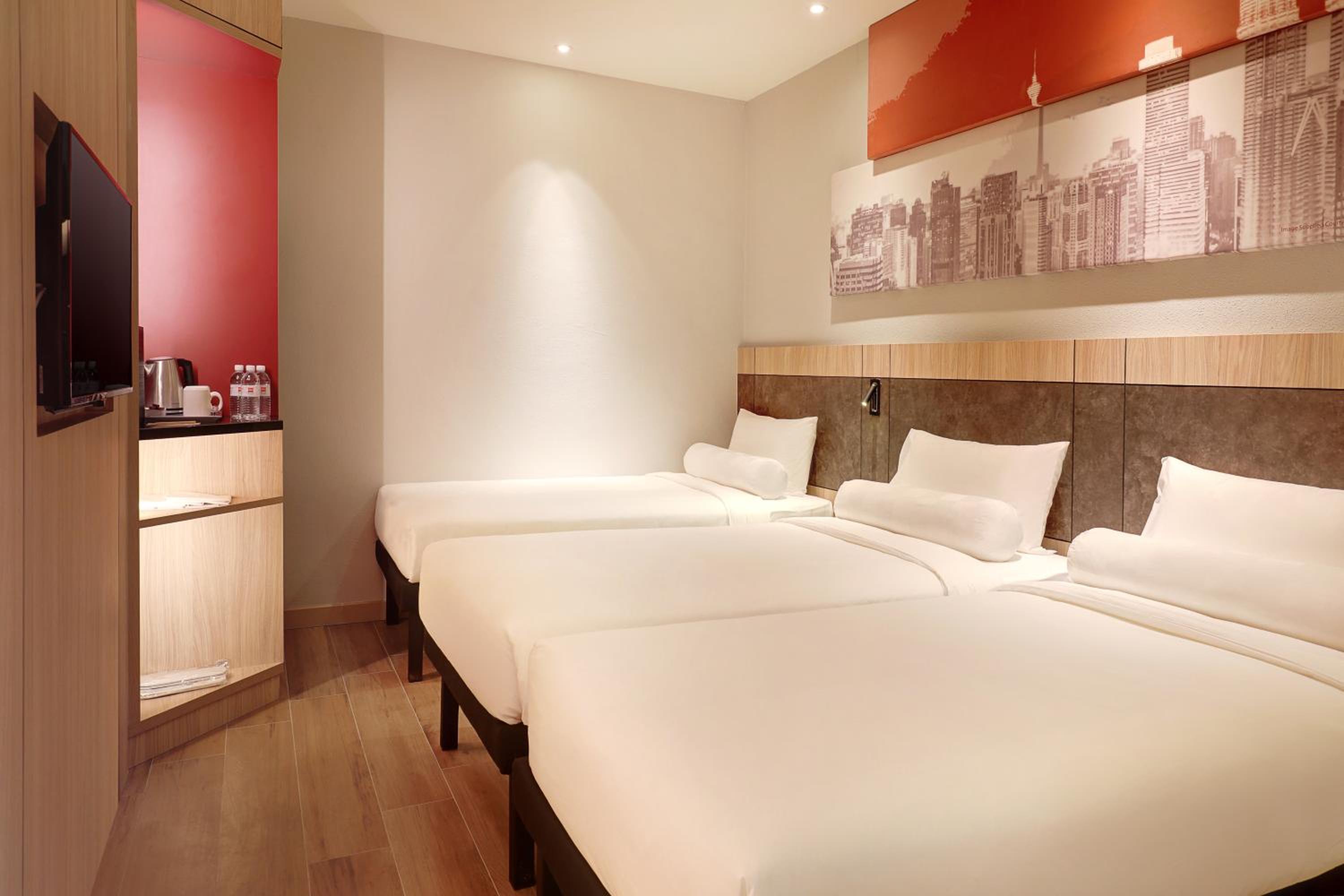 Standard Room With Three Single Beds Without Window photo 2