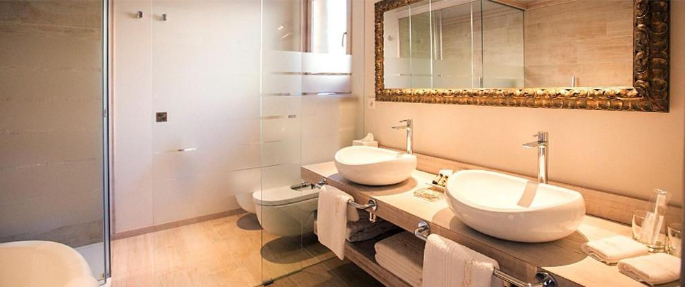 Deluxe Double Room with Balcony photo 2