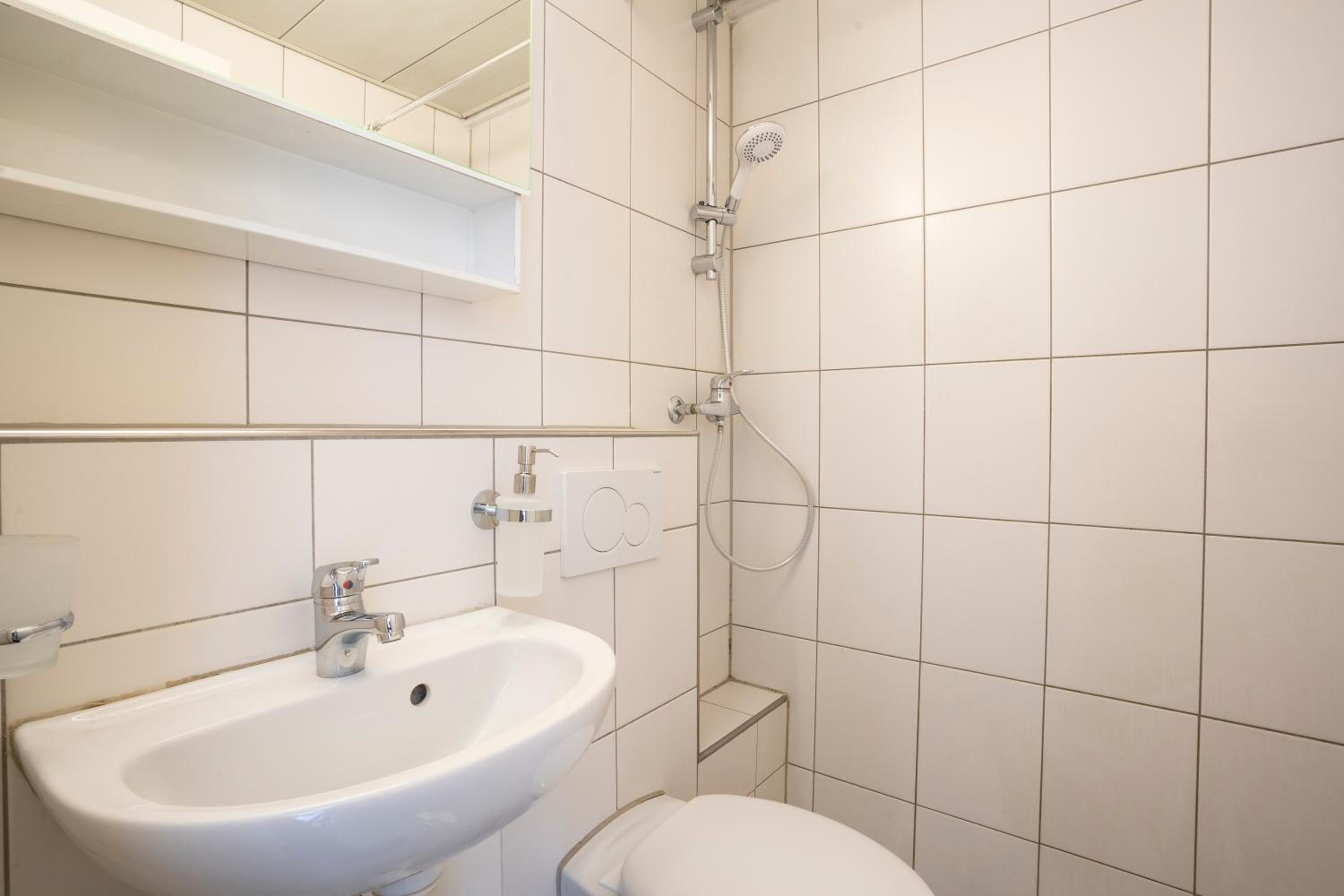Economy Double Room - Photo 9