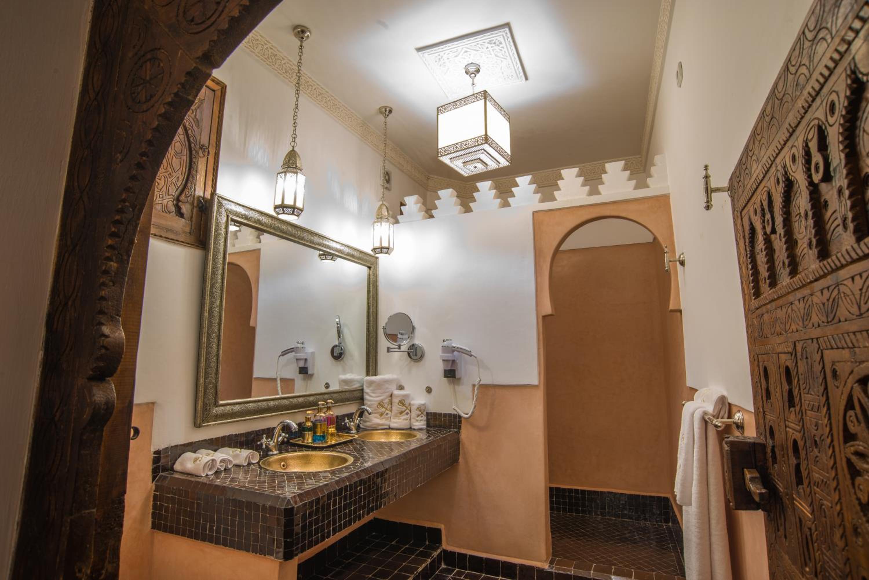 Deluxe Suite - Photo 19