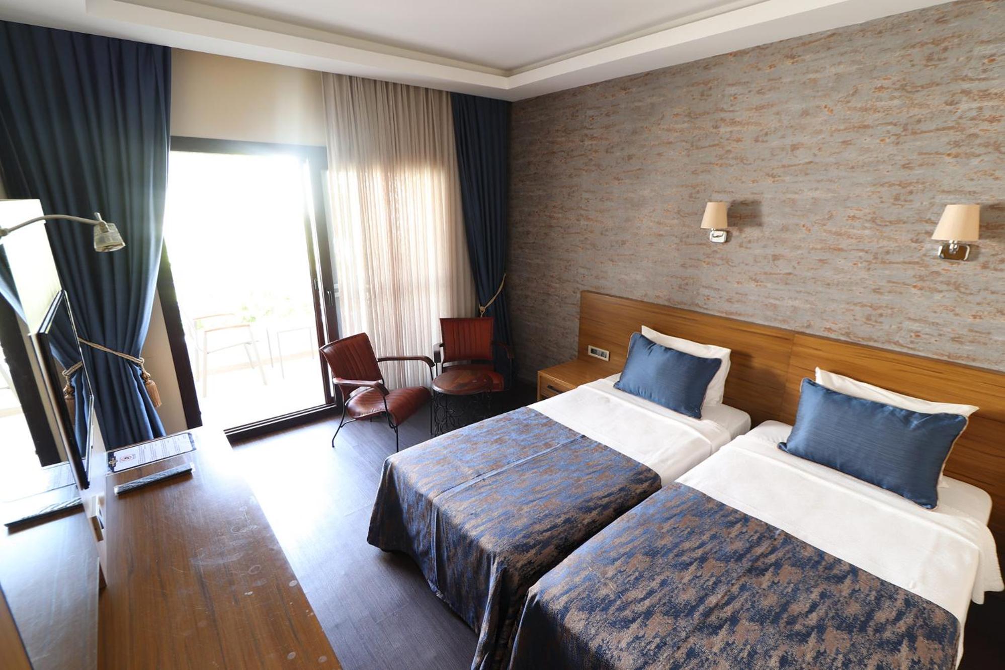 Standard Double or Twin Room with Land View - Photo 4