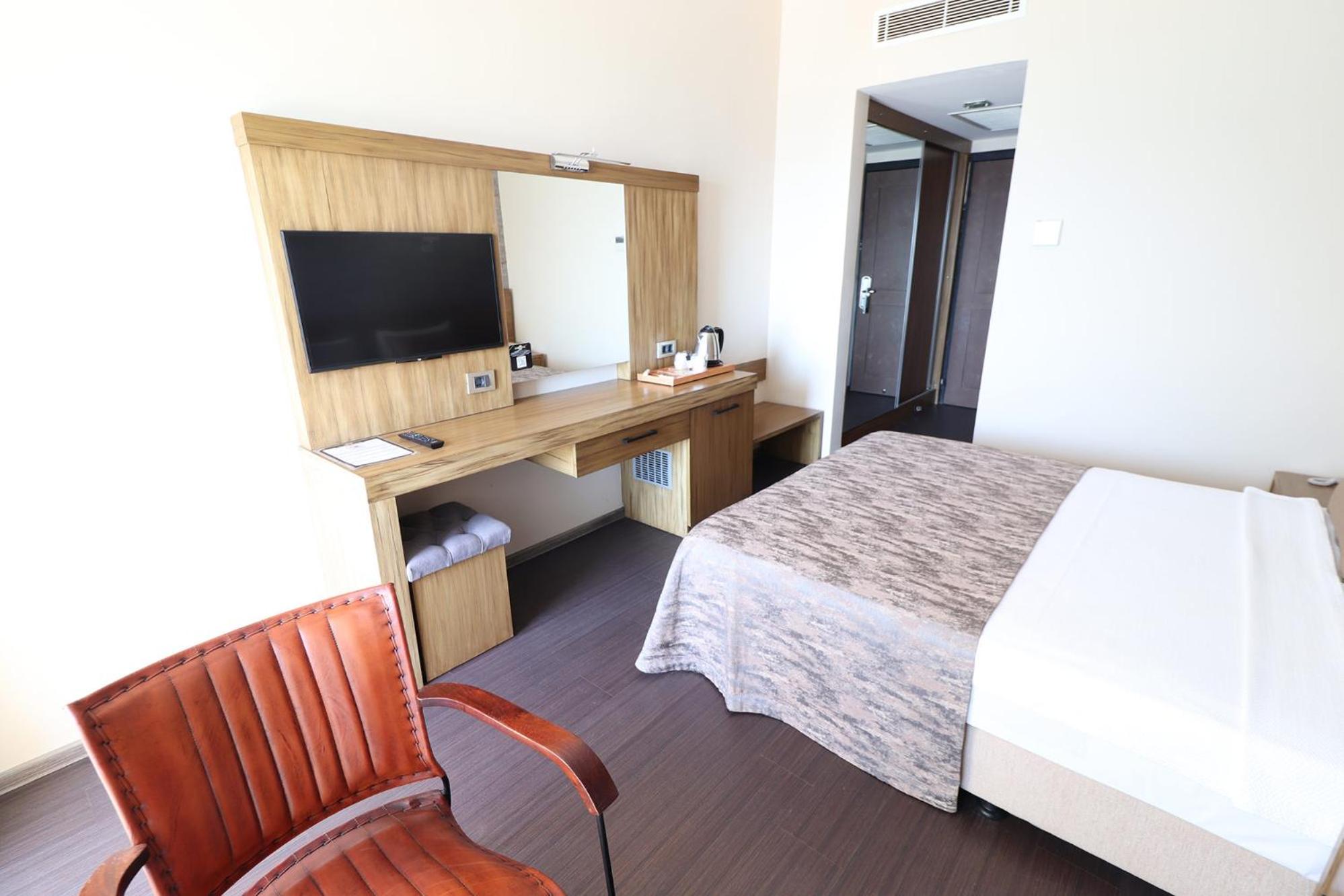 Standard Double or Twin Room with Sea View - Photo 4