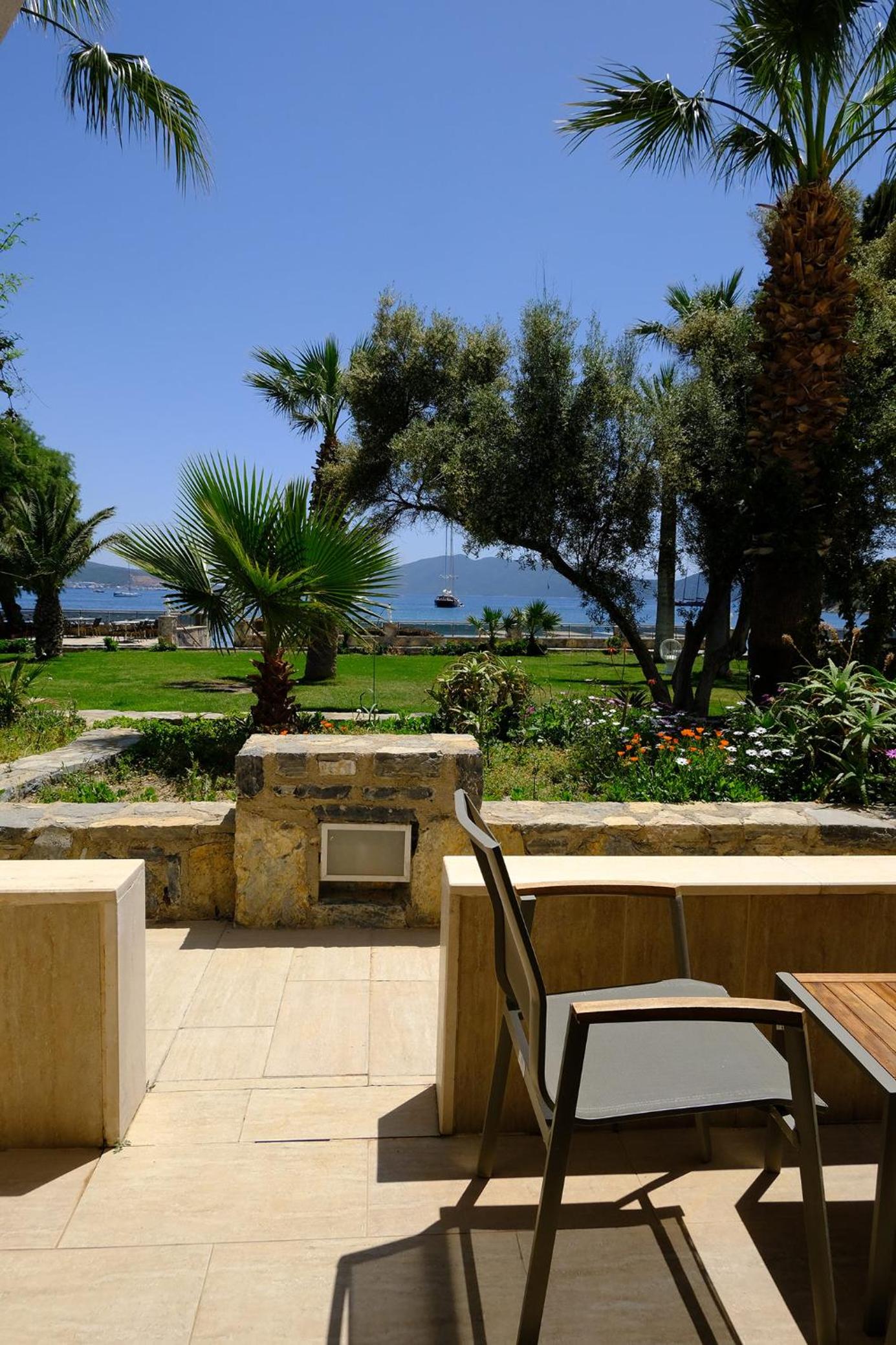 Deluxe Beach Front Room with Garden View - Photo 3