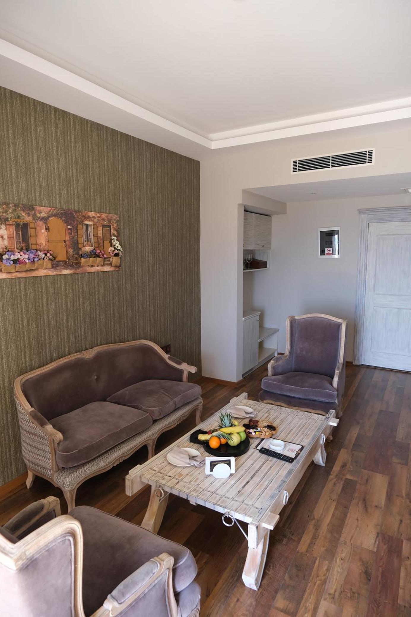 Suite with Direct Sea View - Photo 11