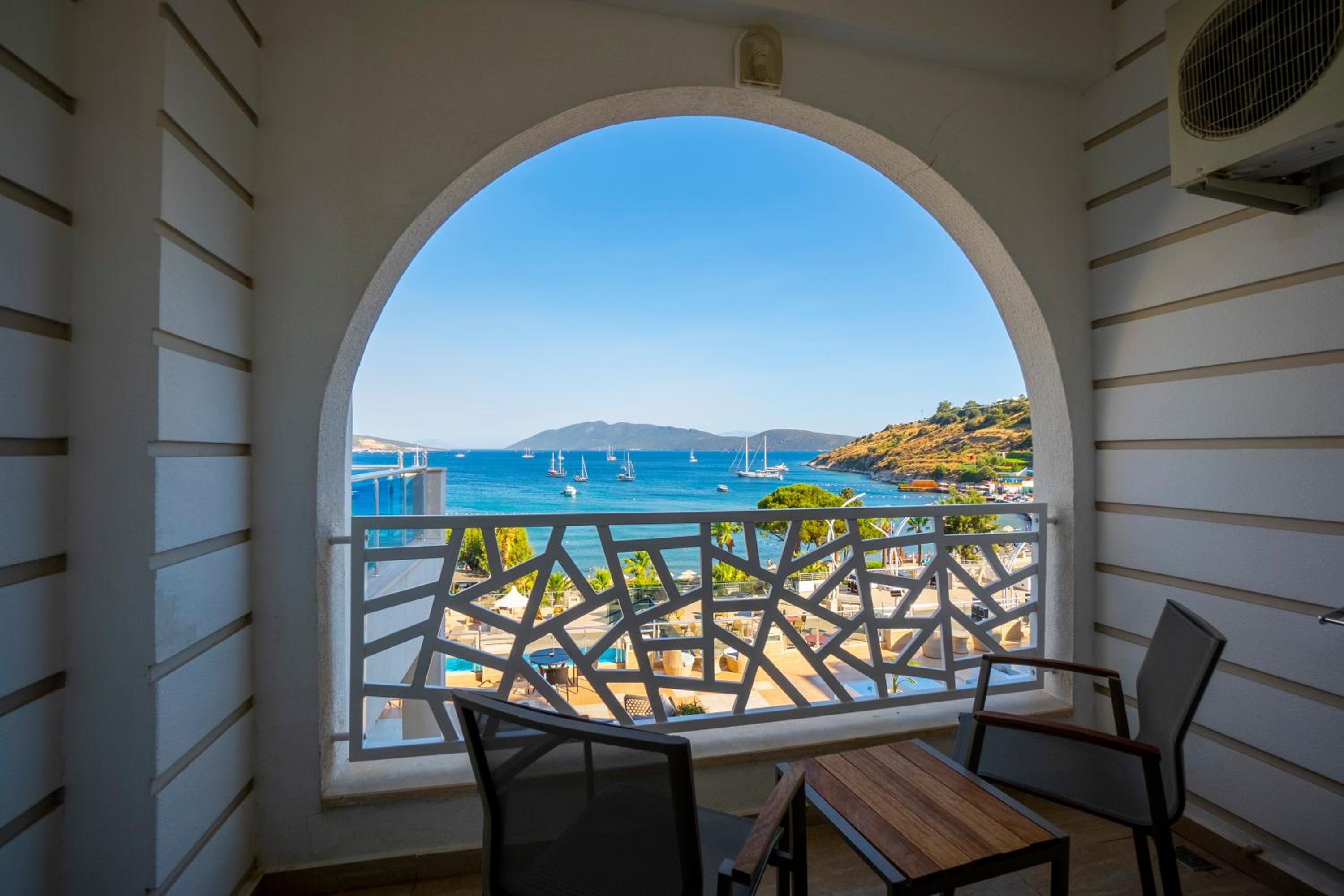 Standard Double or Twin Room with Sea View - Photo 8