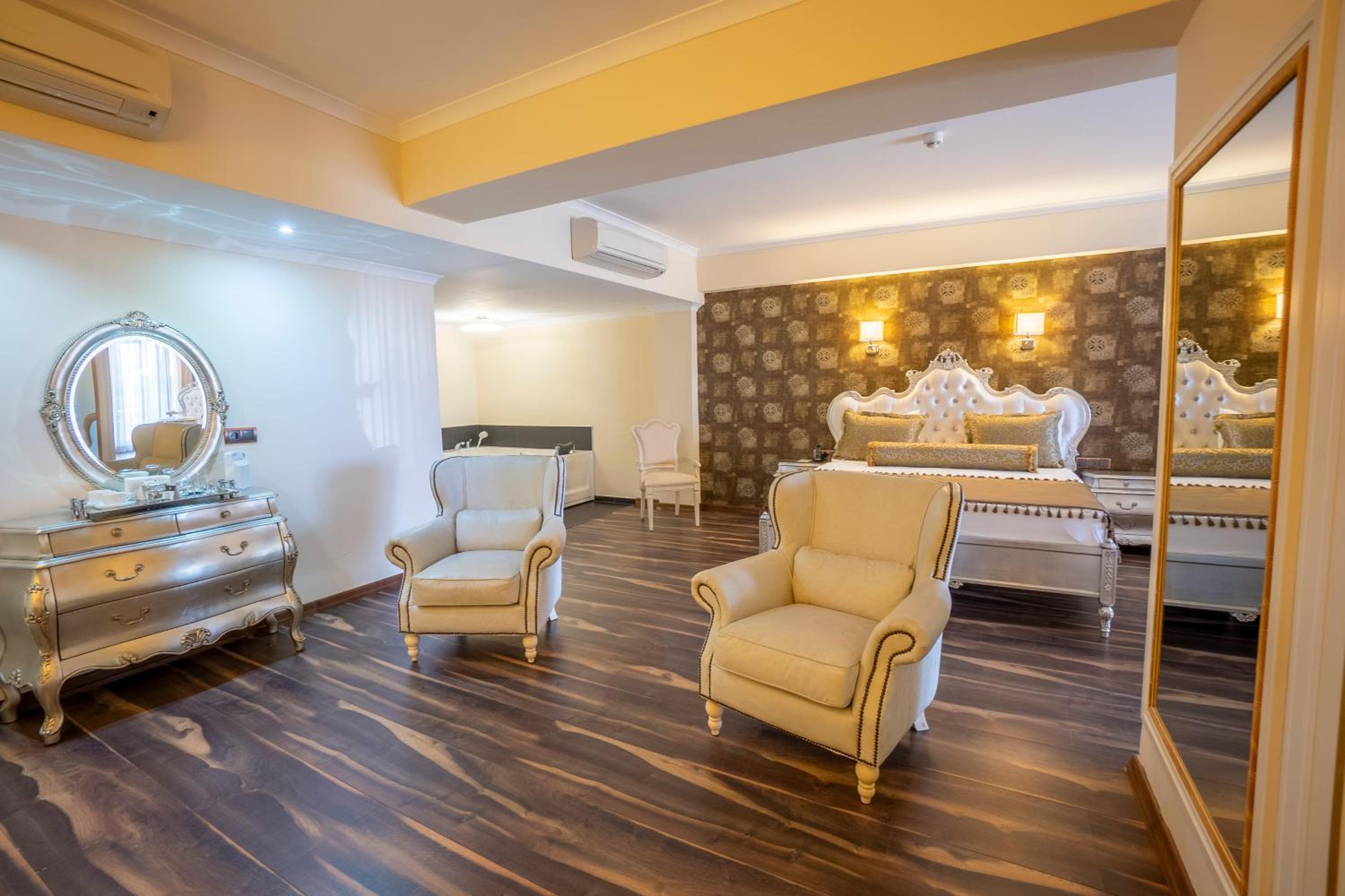 Business Suite - Photo 11