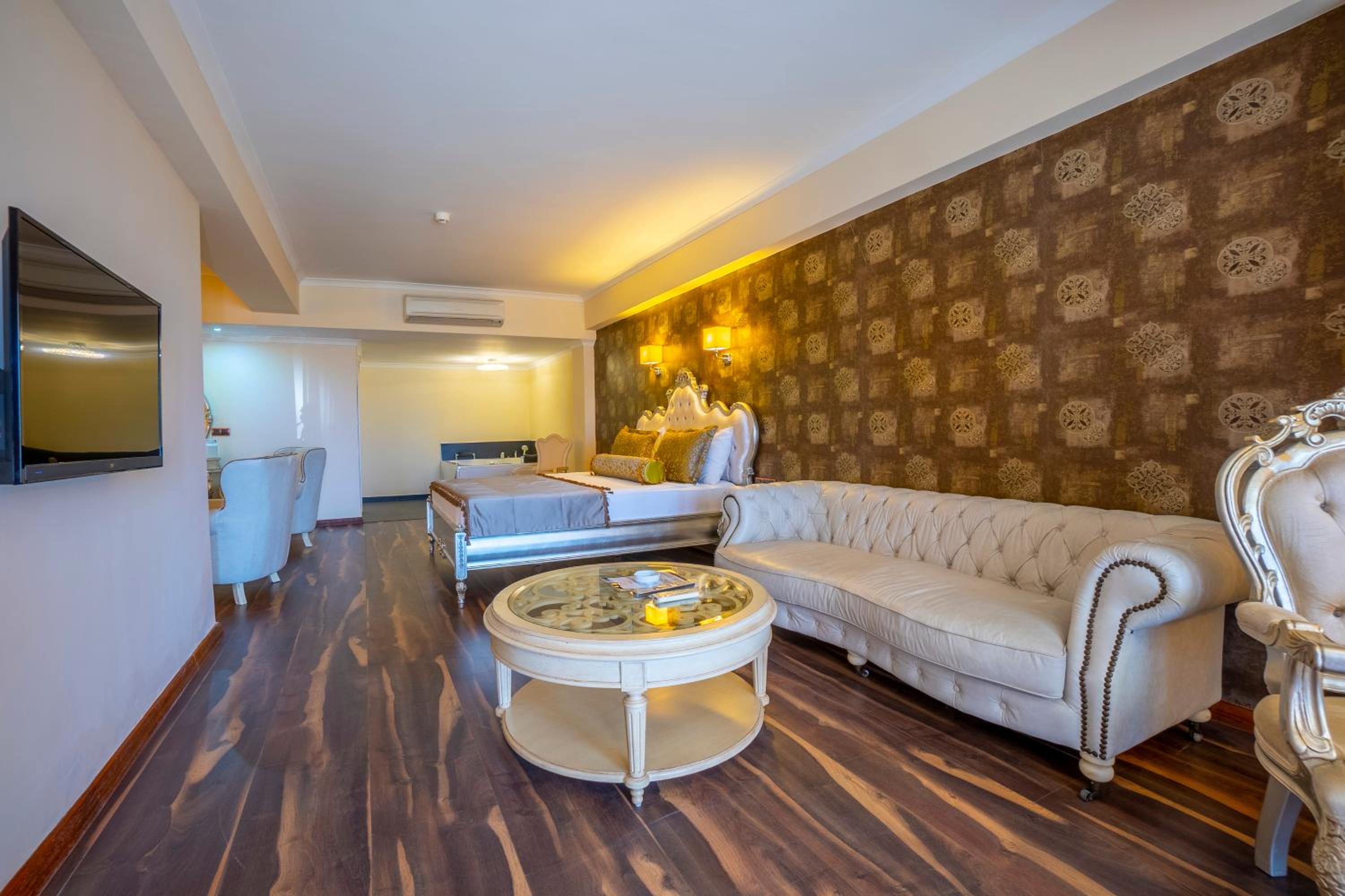 Business Suite - Photo 12