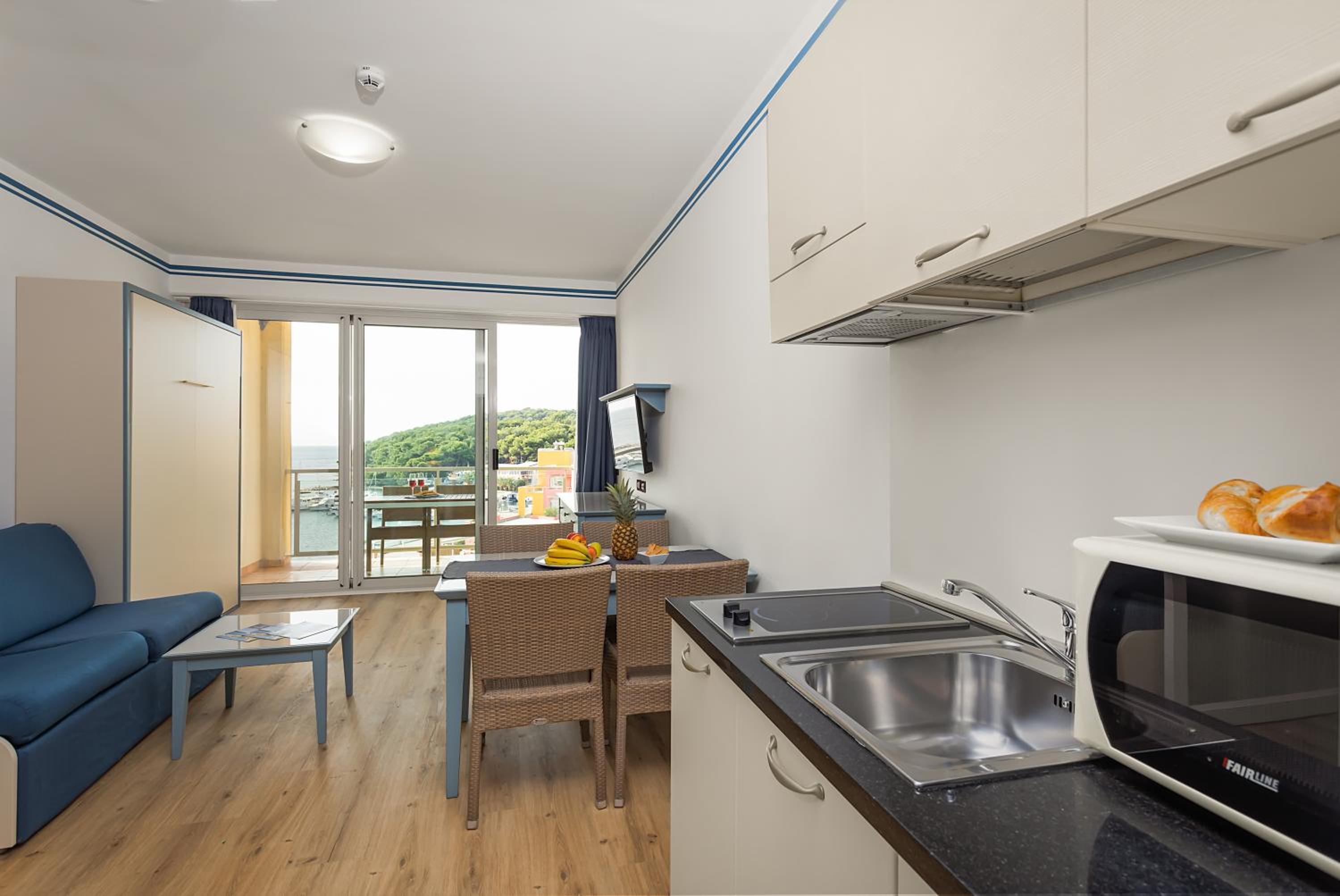 Superior One-Bedroom Apartment with Balcony and Sea View (4 people)