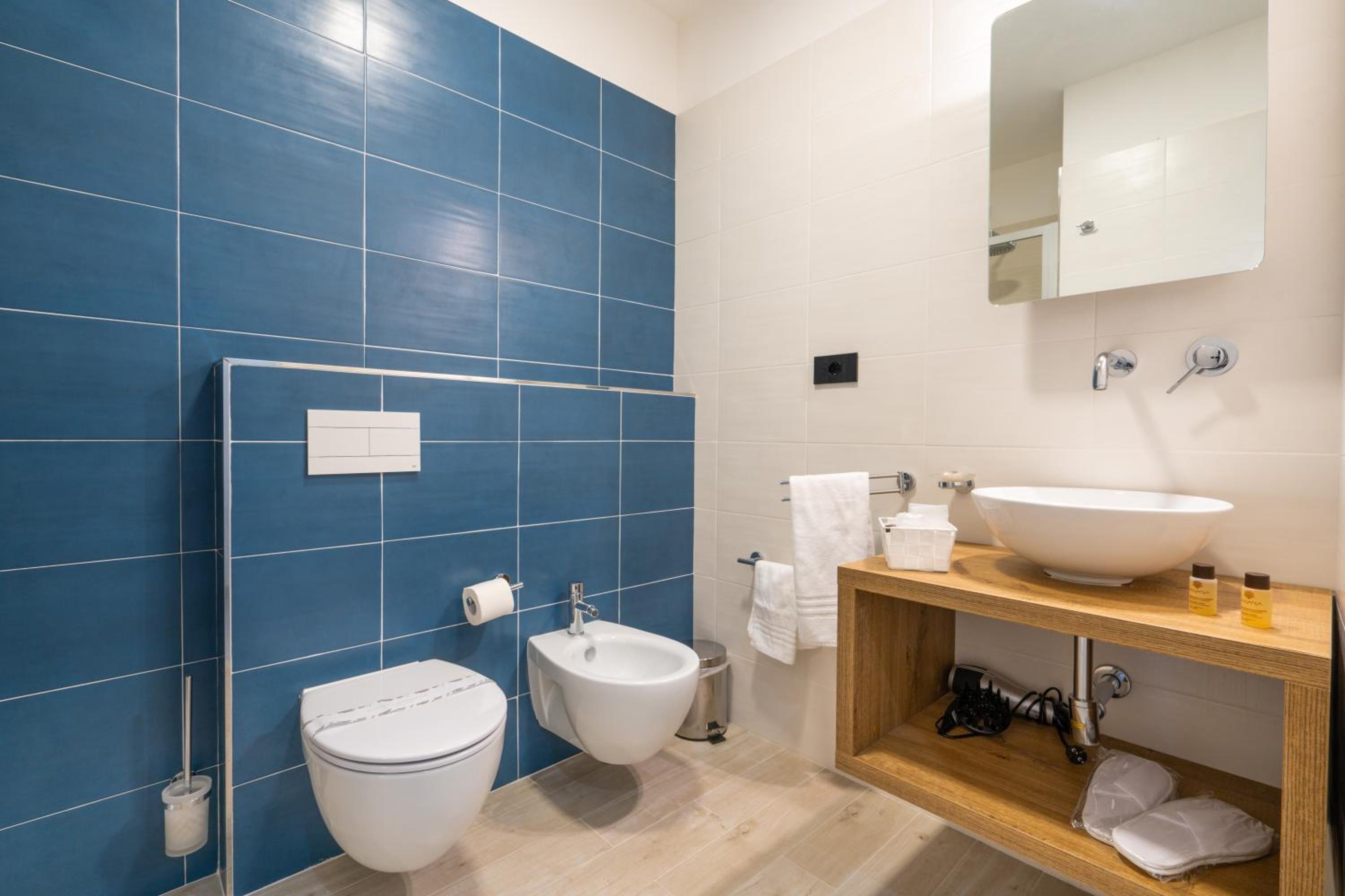 Double or Twin Room with Sea View - Photo 7