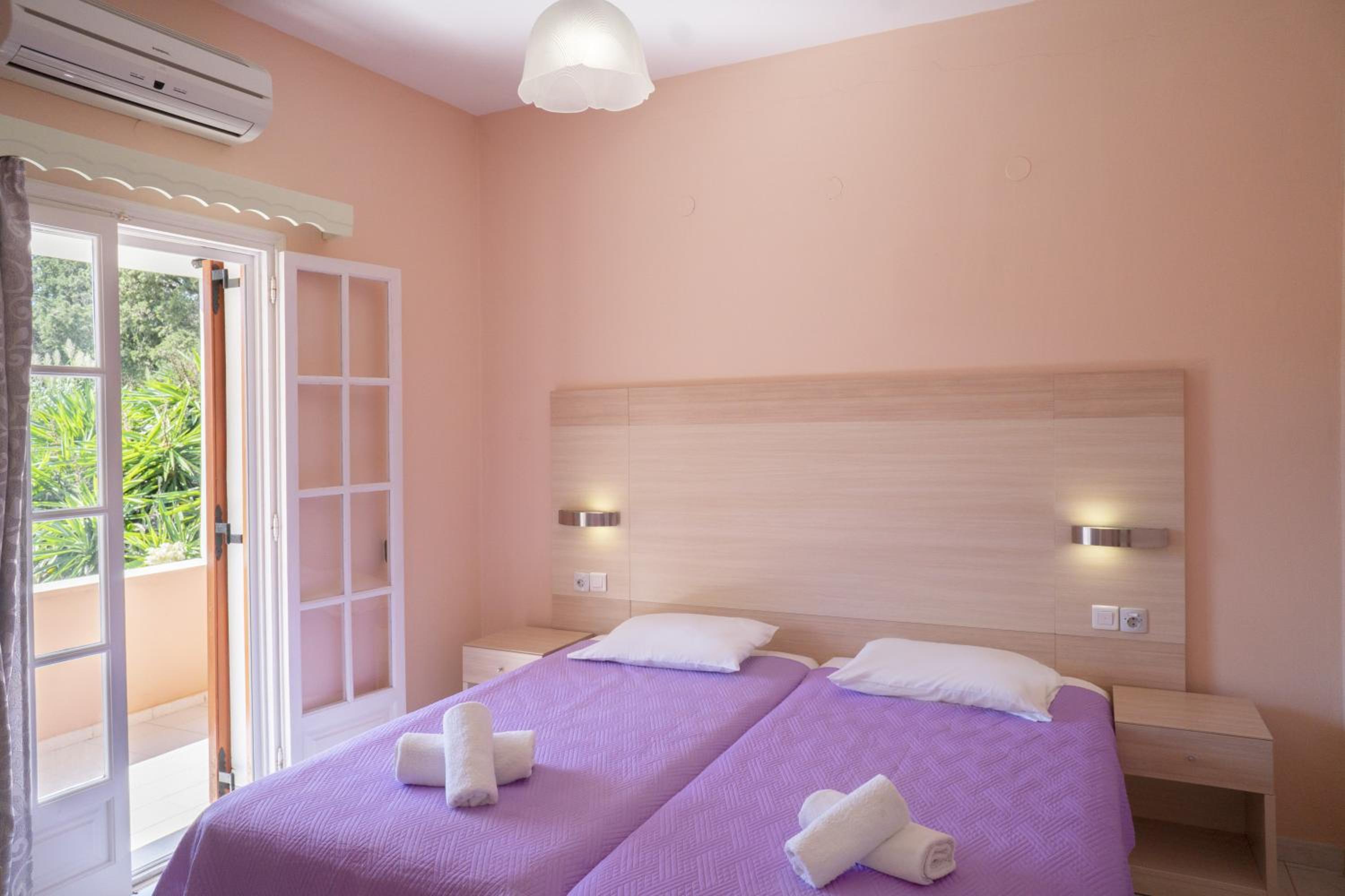 Two-Bedroom Deluxe Apartment with Garden View photo 3