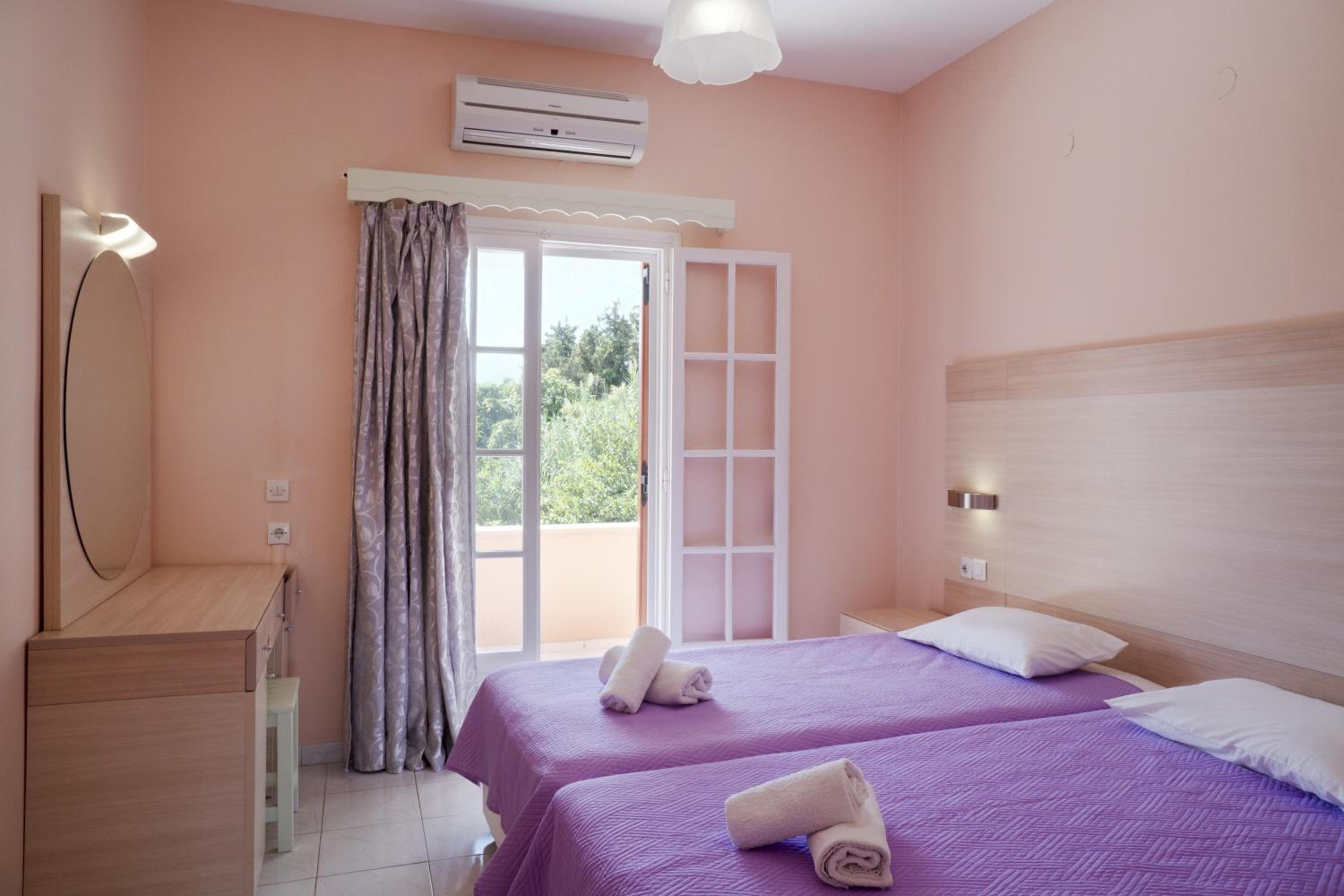 Two-Bedroom Deluxe Apartment with Garden View photo 2