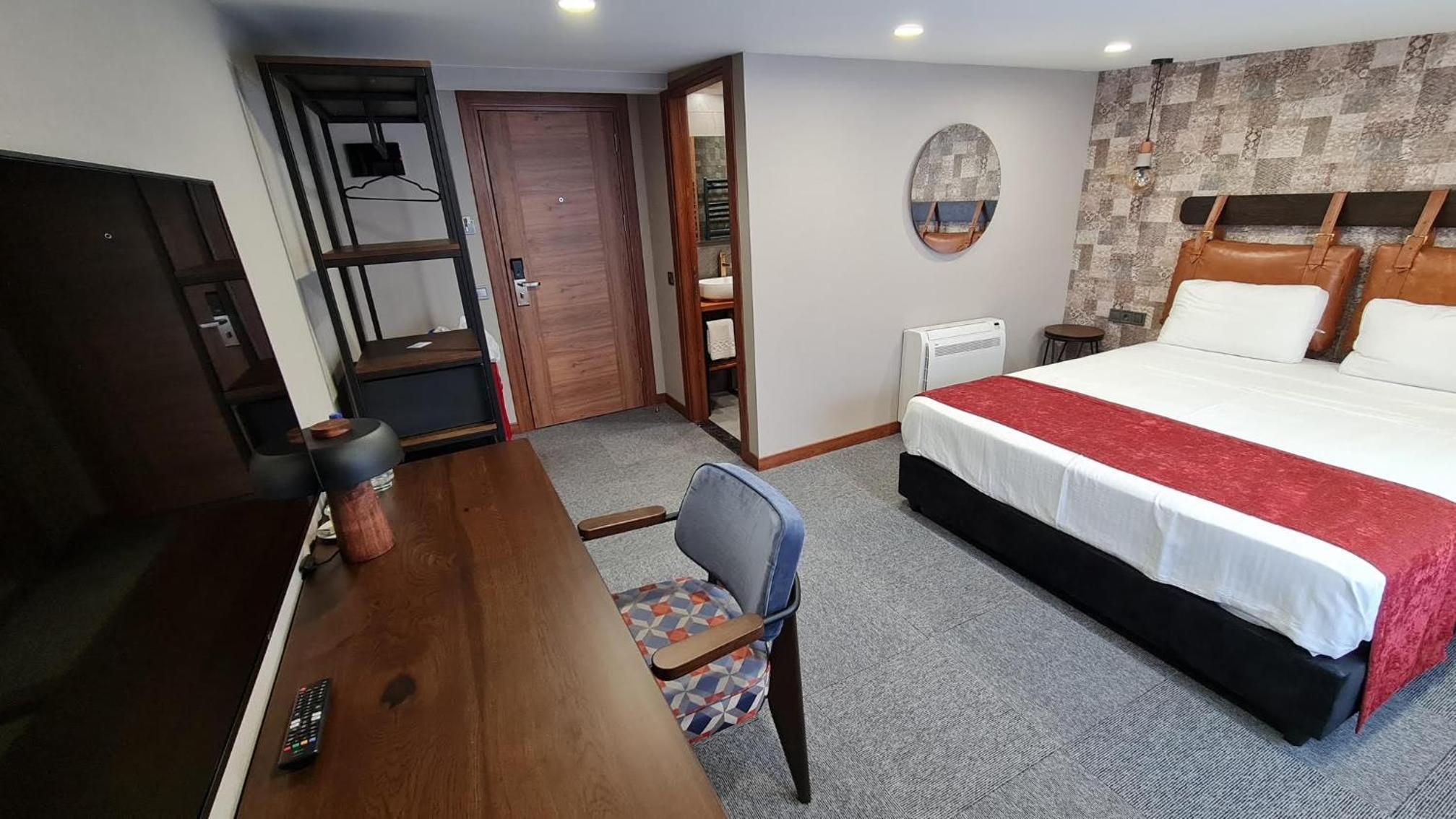 Double or Twin Room with City View - Photo 13
