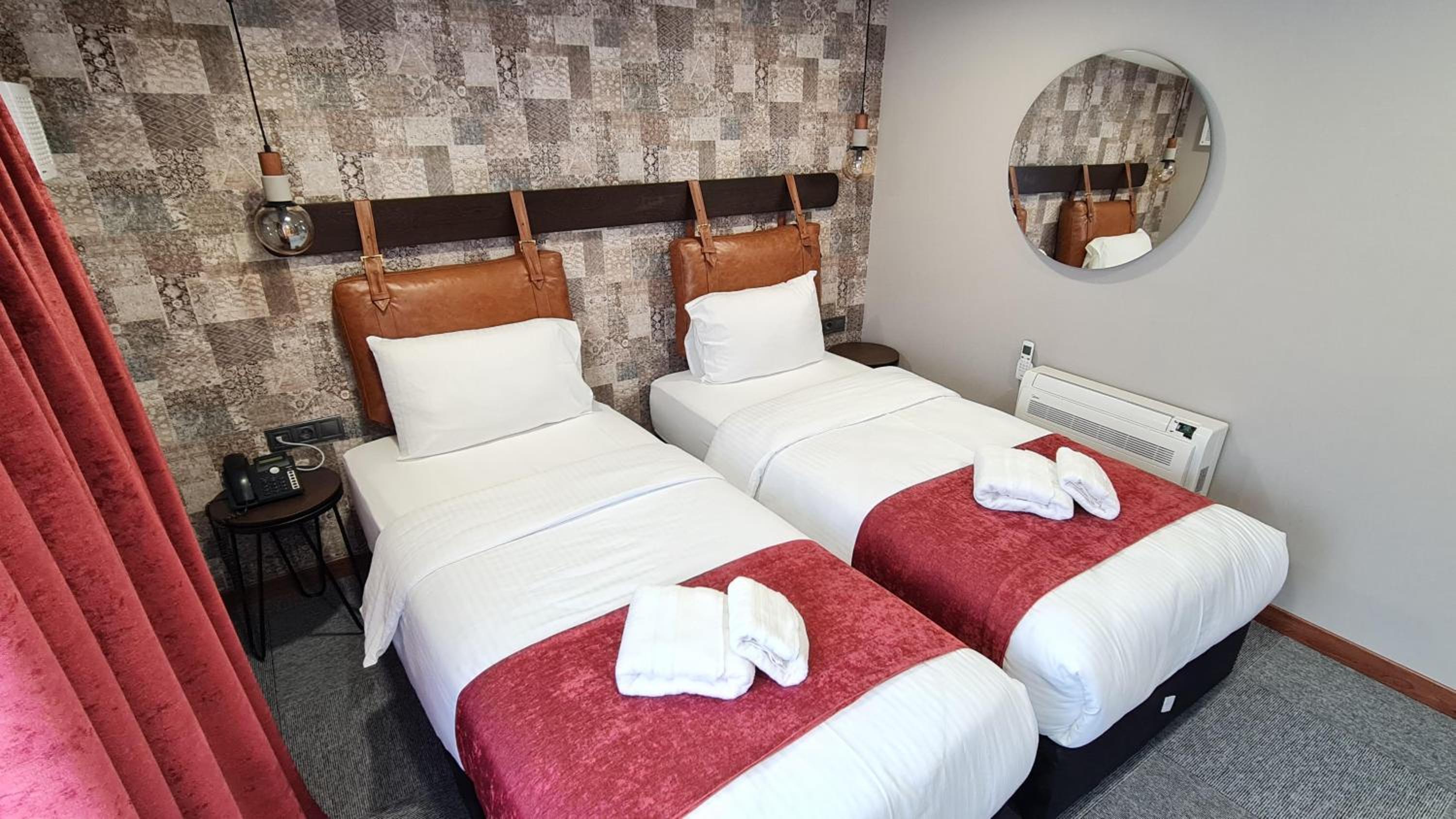 Double or Twin Room with City View - Photo 12