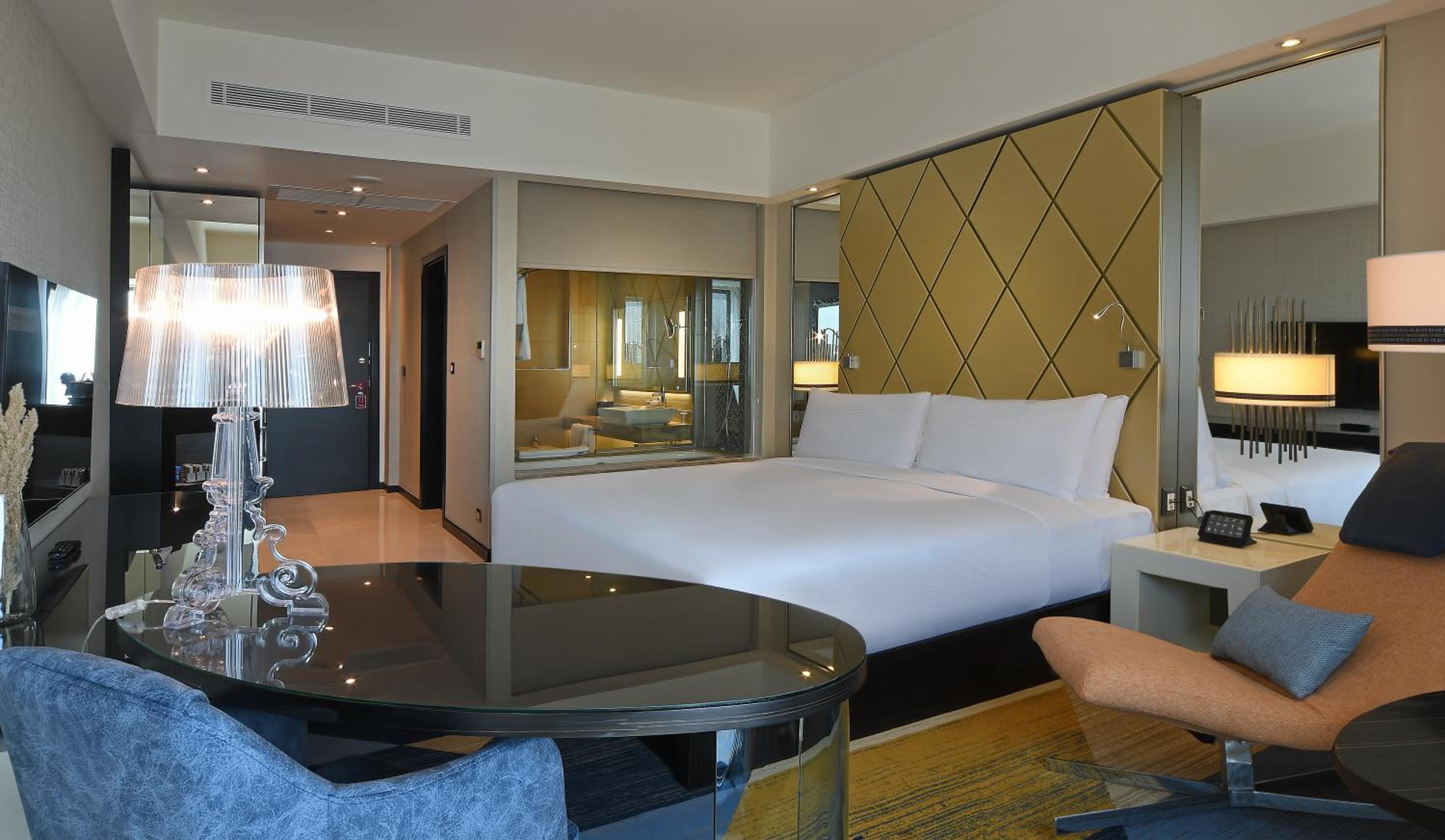 Deluxe King Room - Photo 14