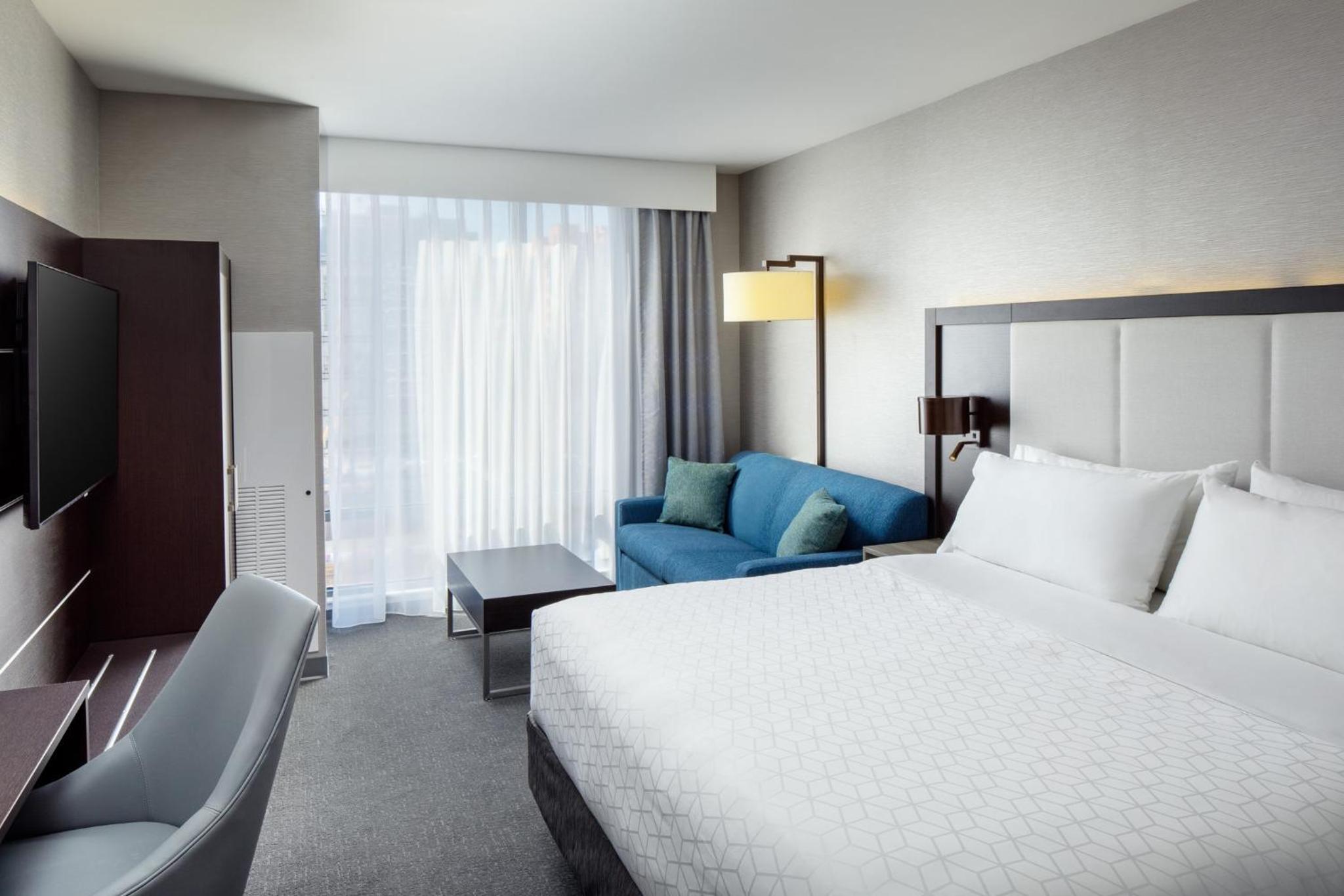 Standard King Room with Sofa Bed - Photo 3