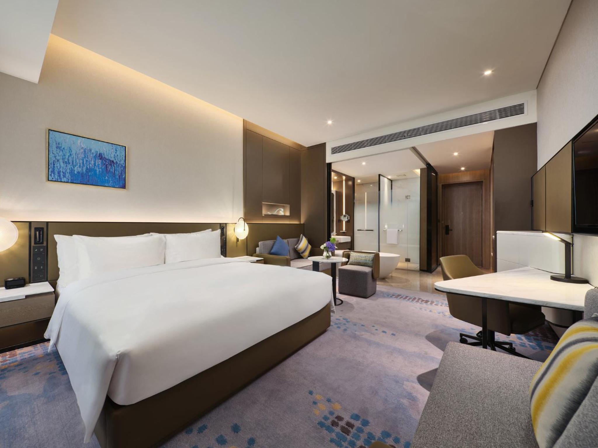 Standard King Room with Lake View - Photo 2