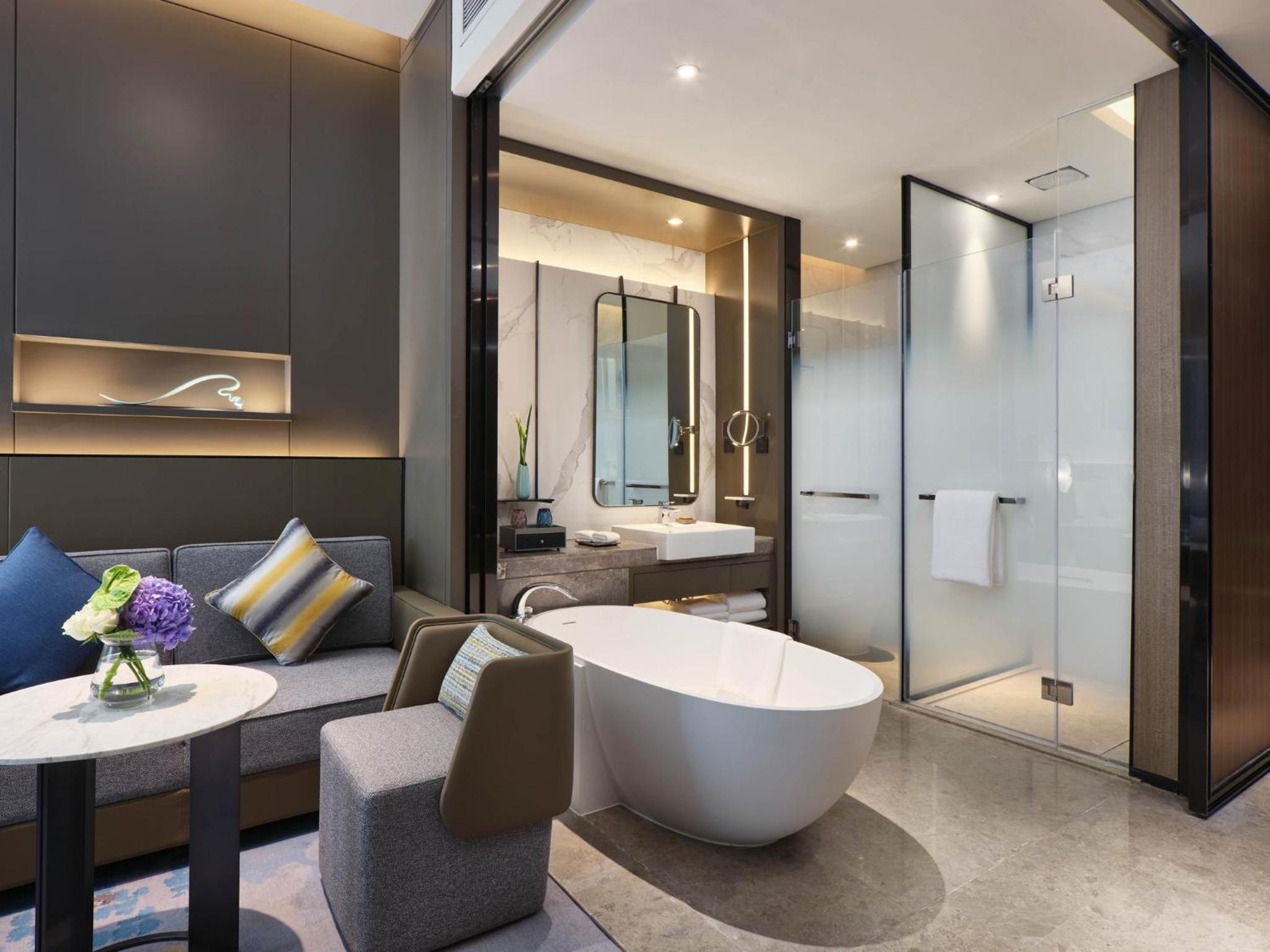 Standard King Room with Lake View - Photo 3