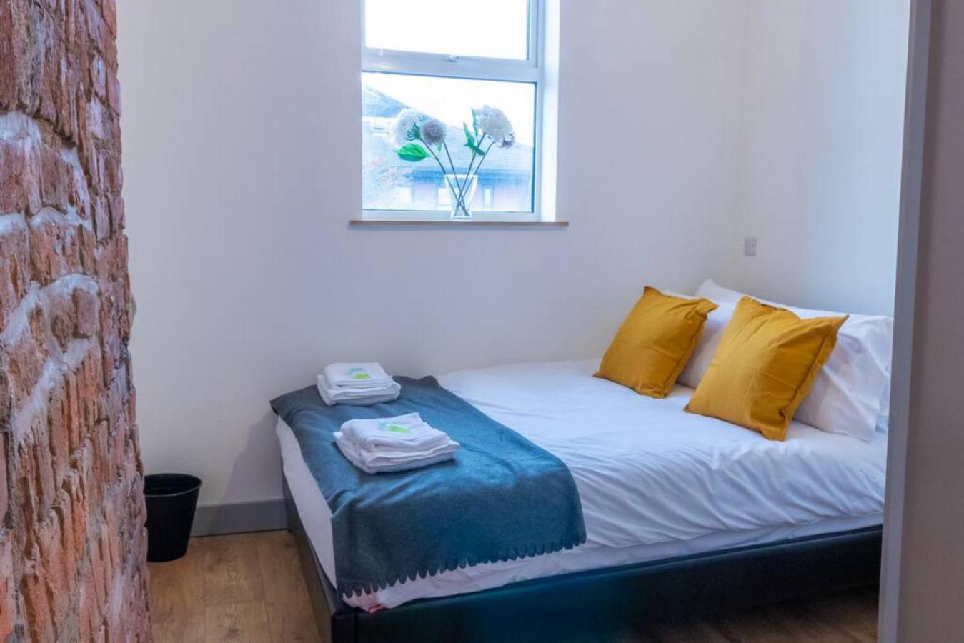 One-Bedroom Apartment - Photo 2