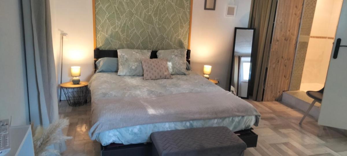Deluxe Room (2 Adults + 1 Child) - Photo 12