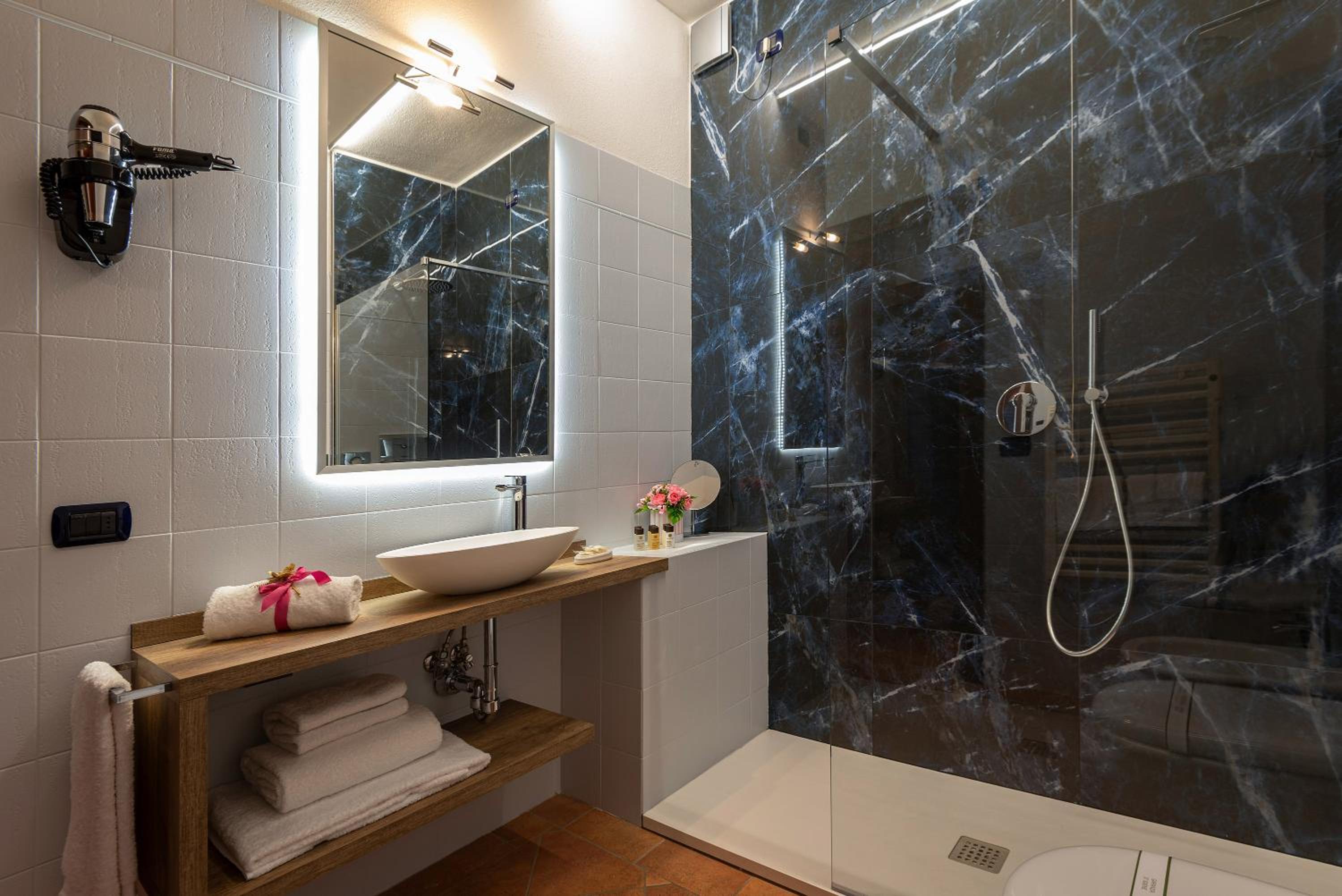 Superior Double or Twin Room with Terrace - Photo 11