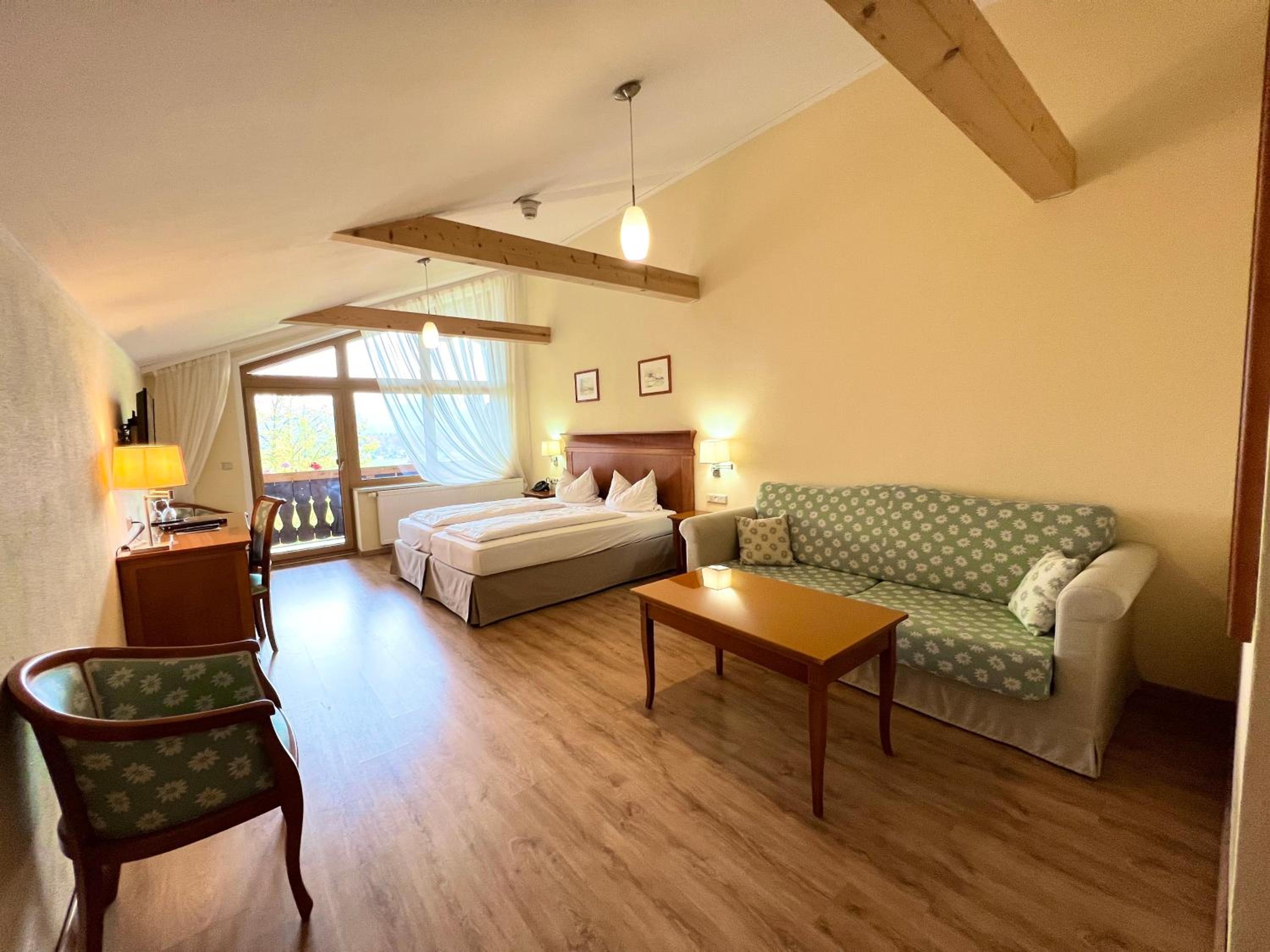 Deluxe Double Room with Balcony photo 2