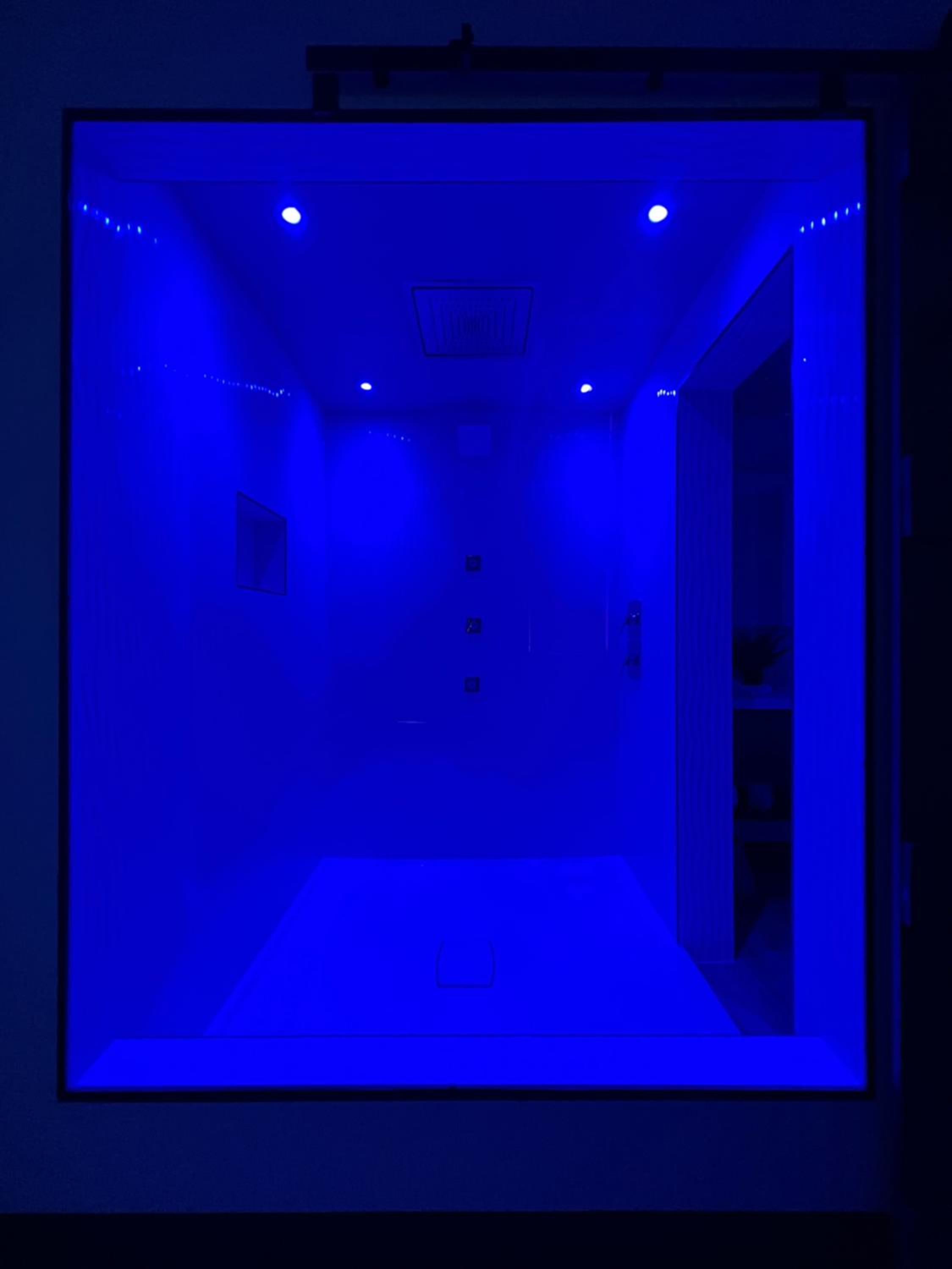 Mirrored Ceiling Smoking photo 2