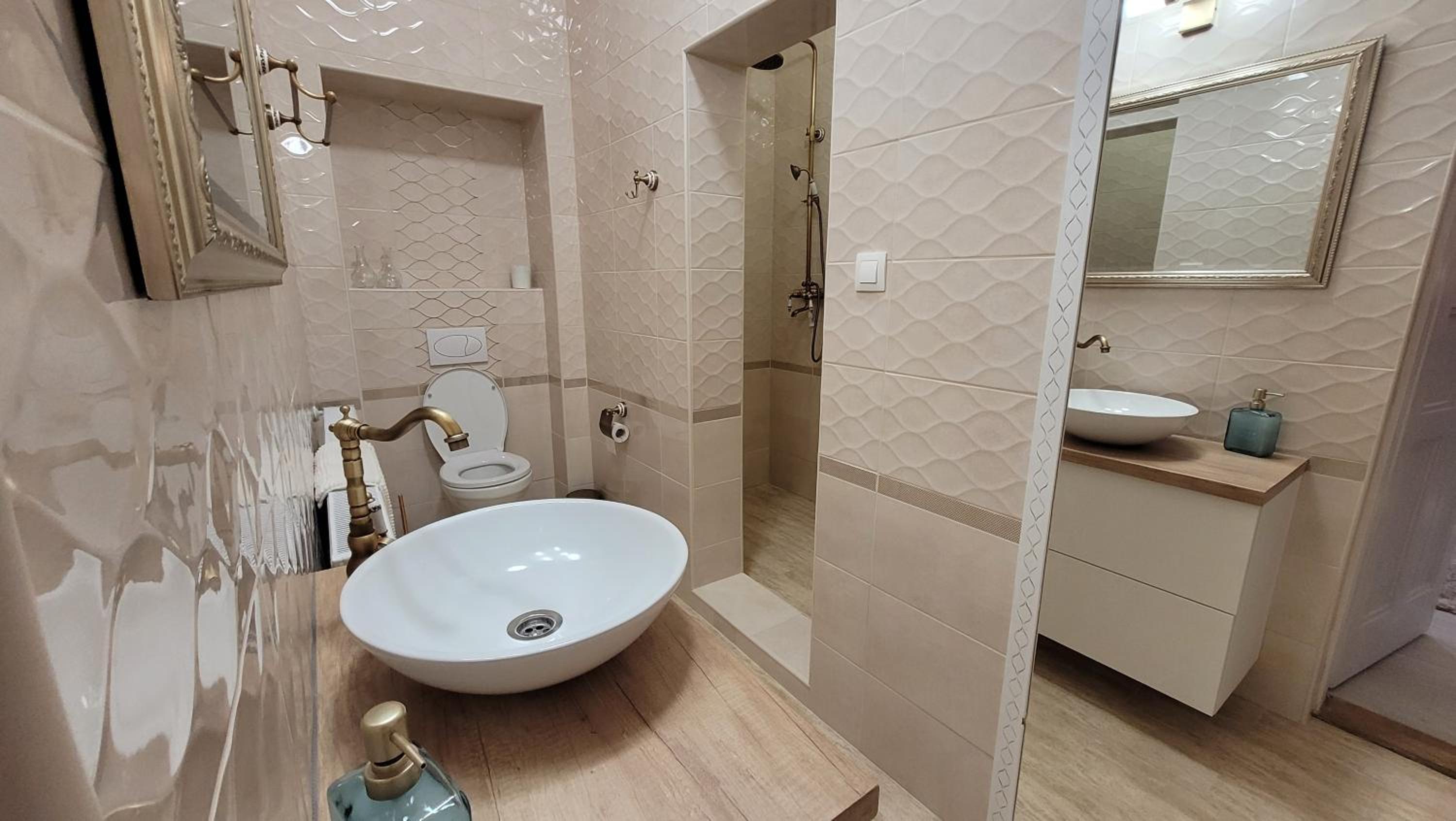 Apartment with Shower - Photo 30