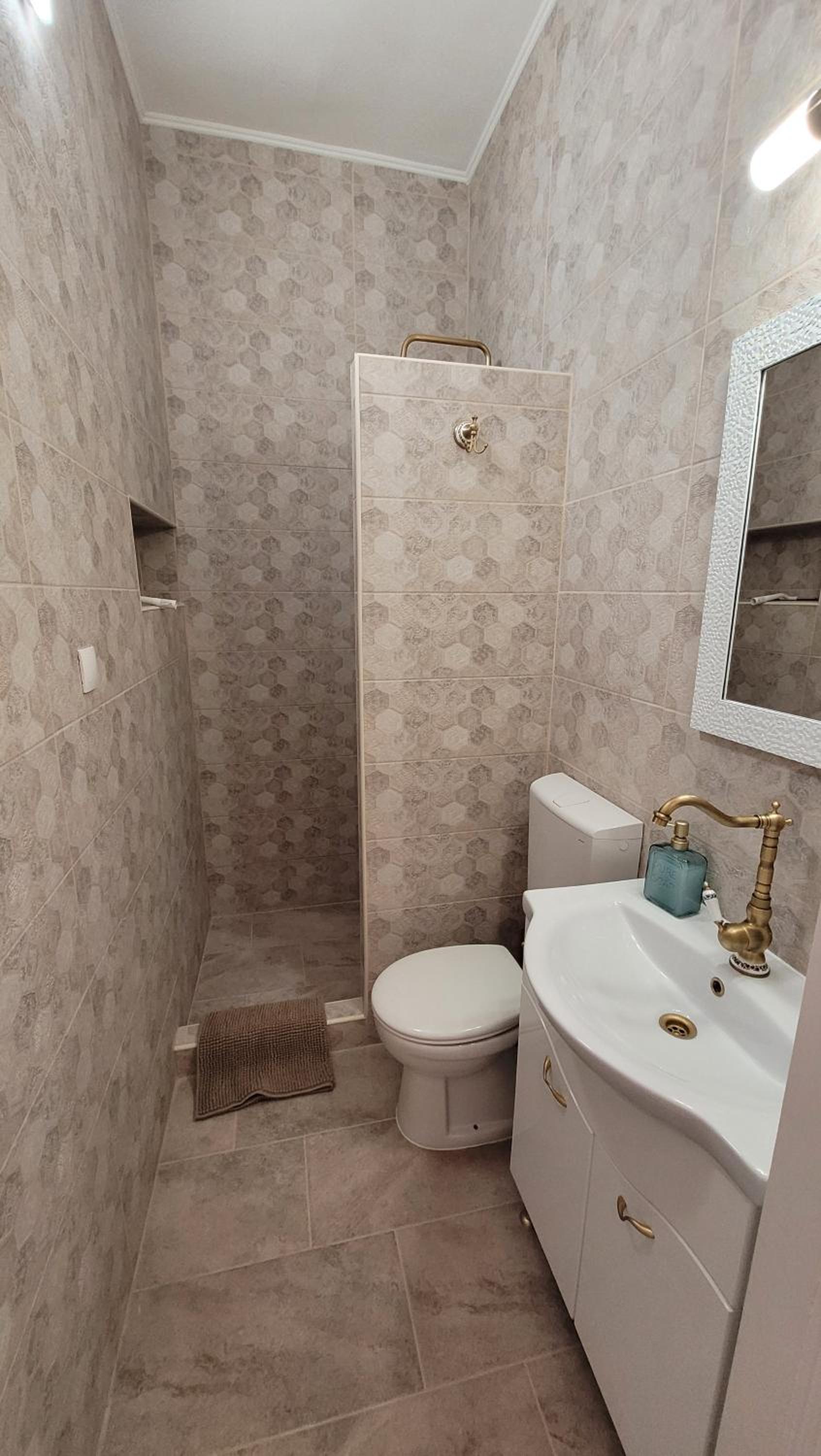 Apartment with Shower - Photo 32