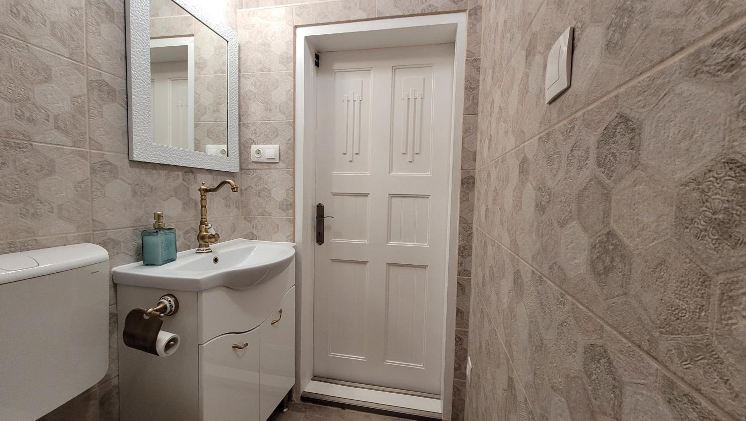 Apartment with Shower - Photo 33