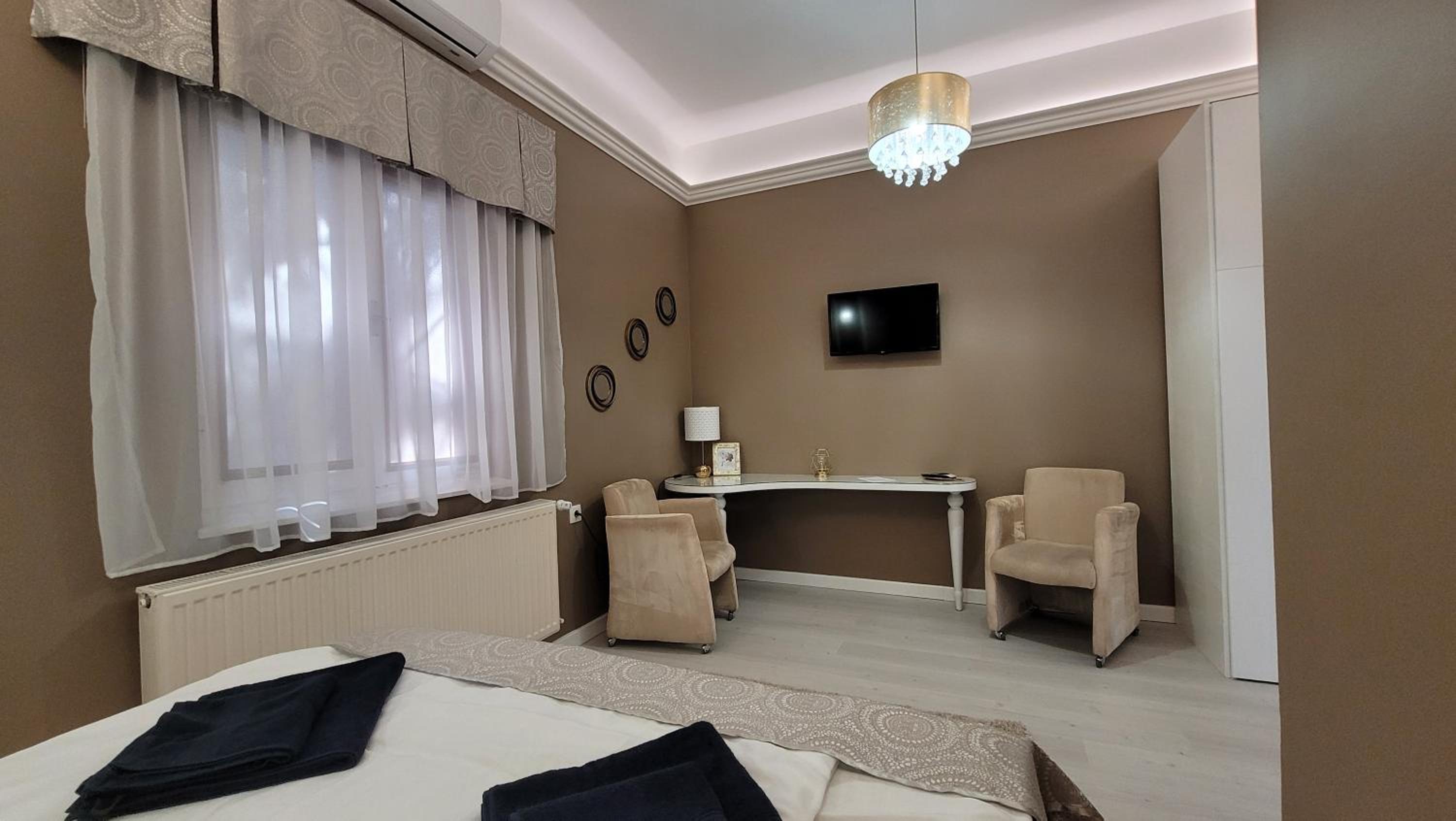 Apartment with Shower - Photo 7