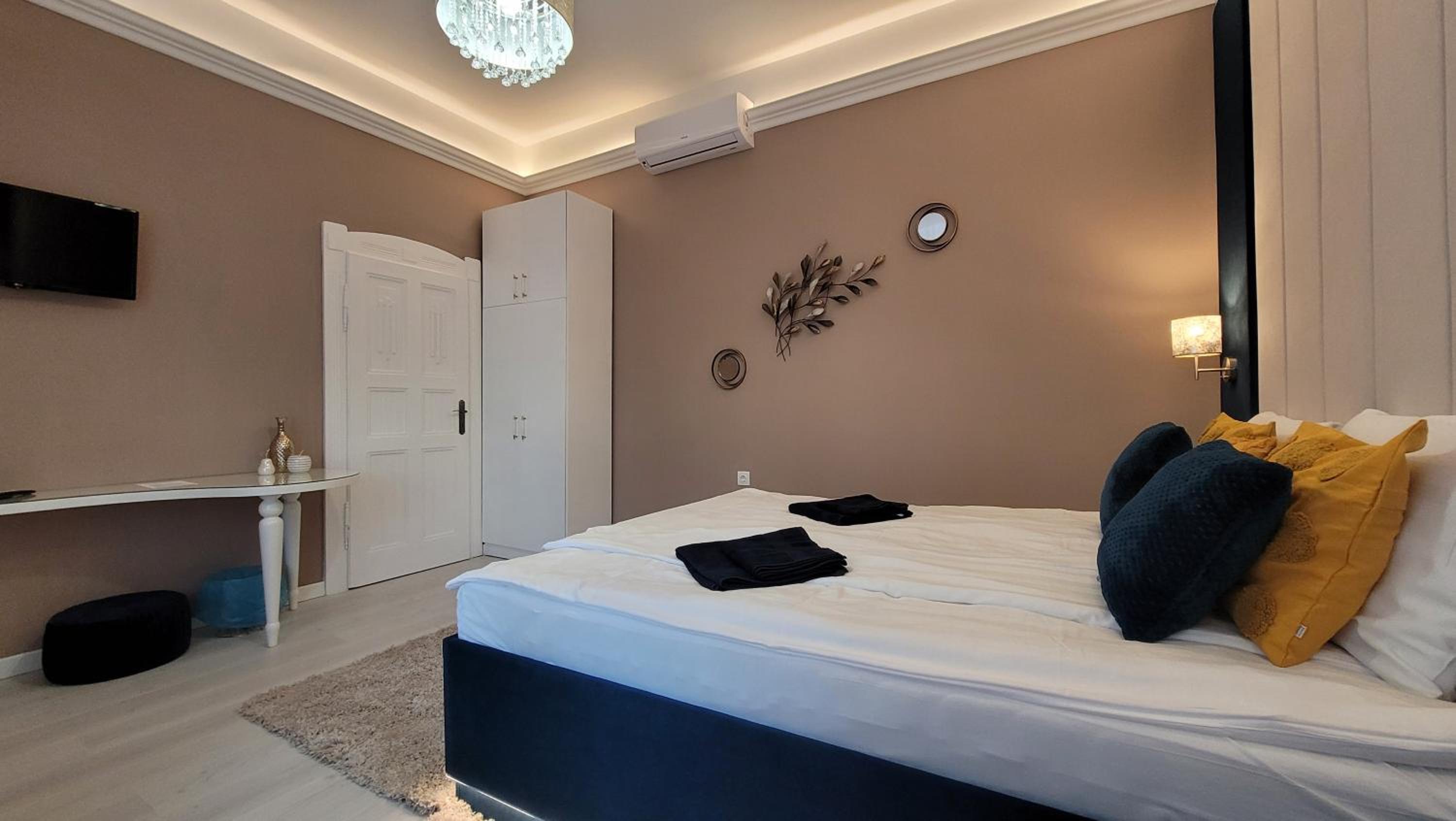 Apartment with Shower - Photo 8