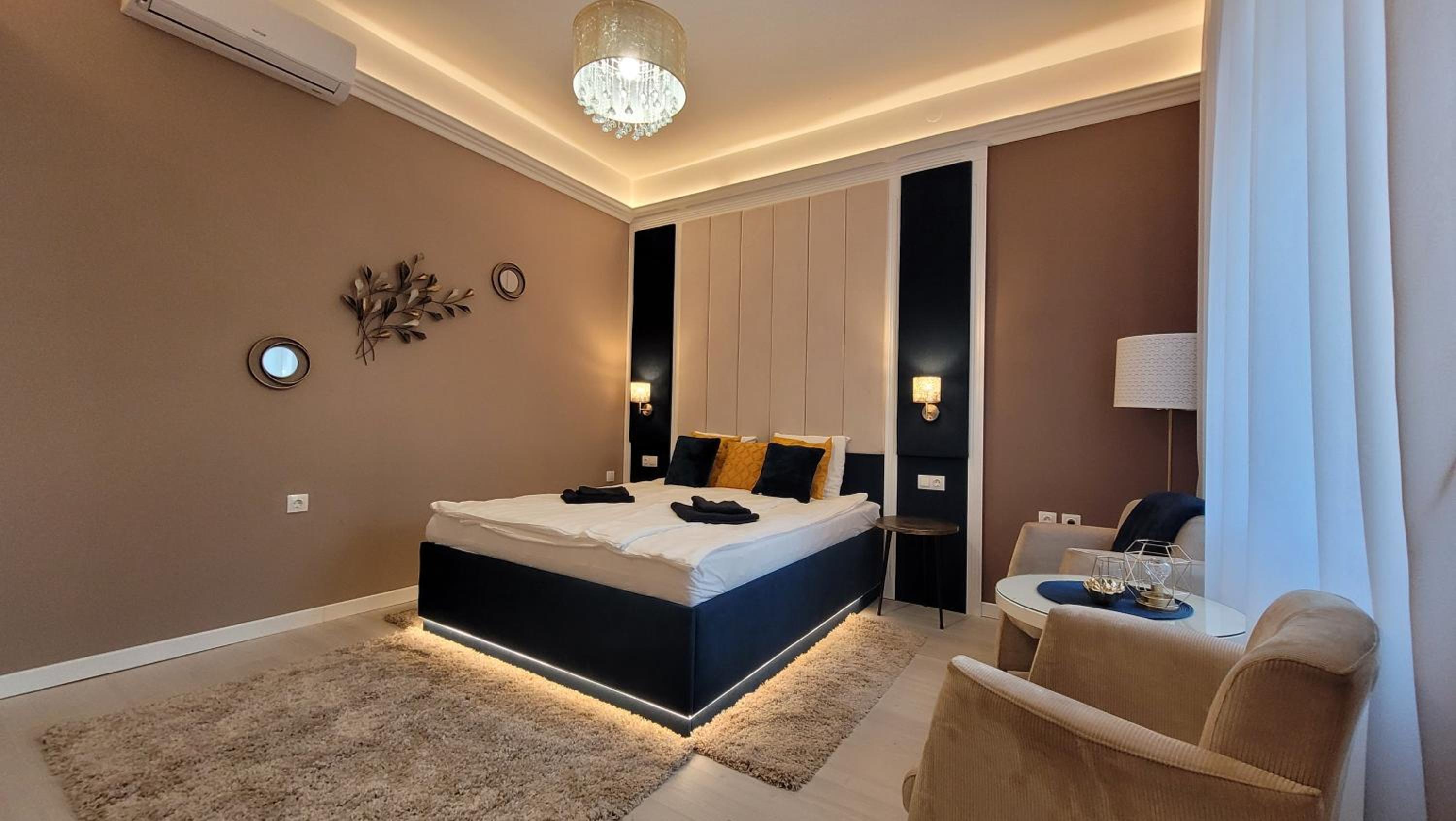 Apartment with Shower - Photo 9