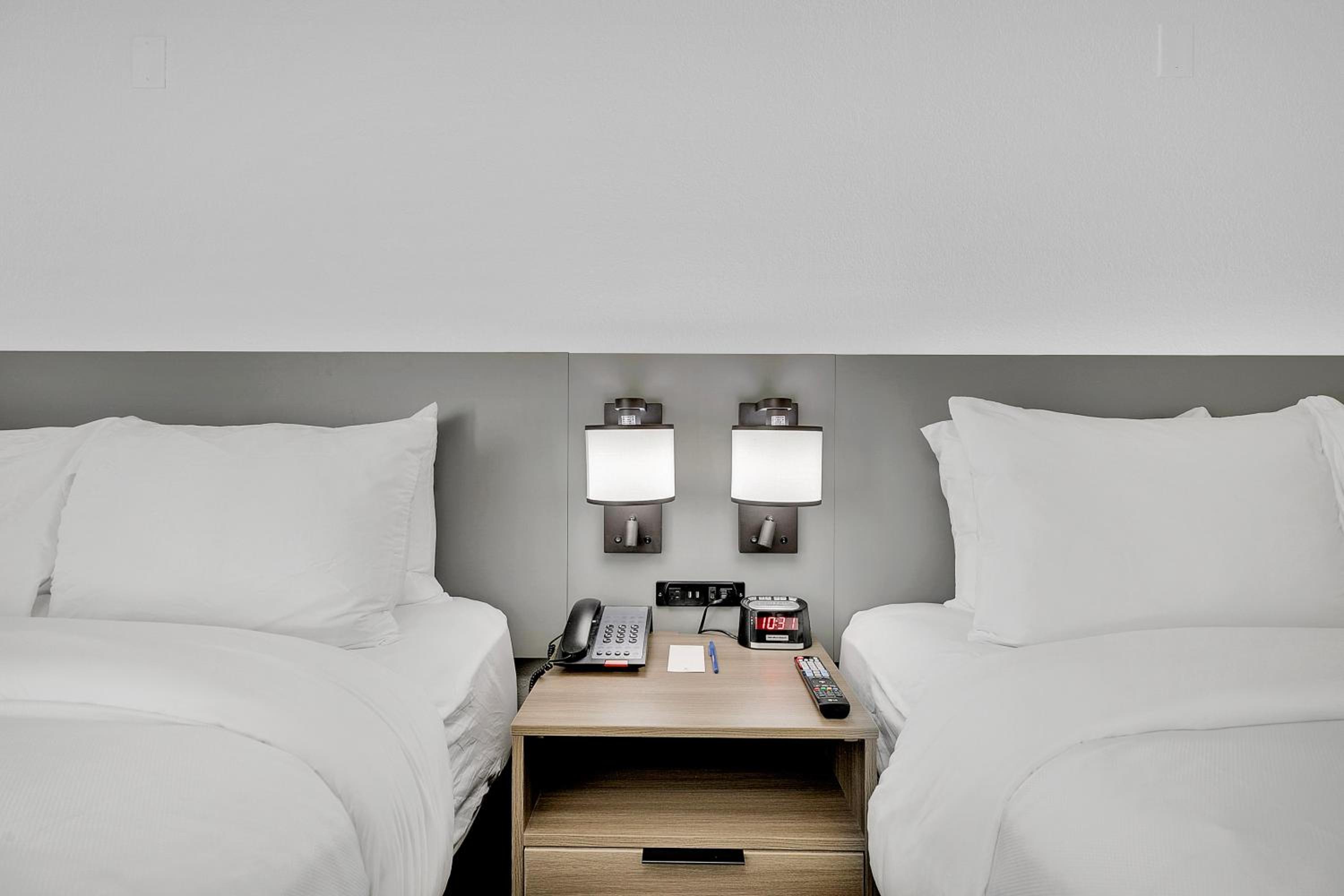 Queen Room with Two Queen Beds - Photo 3