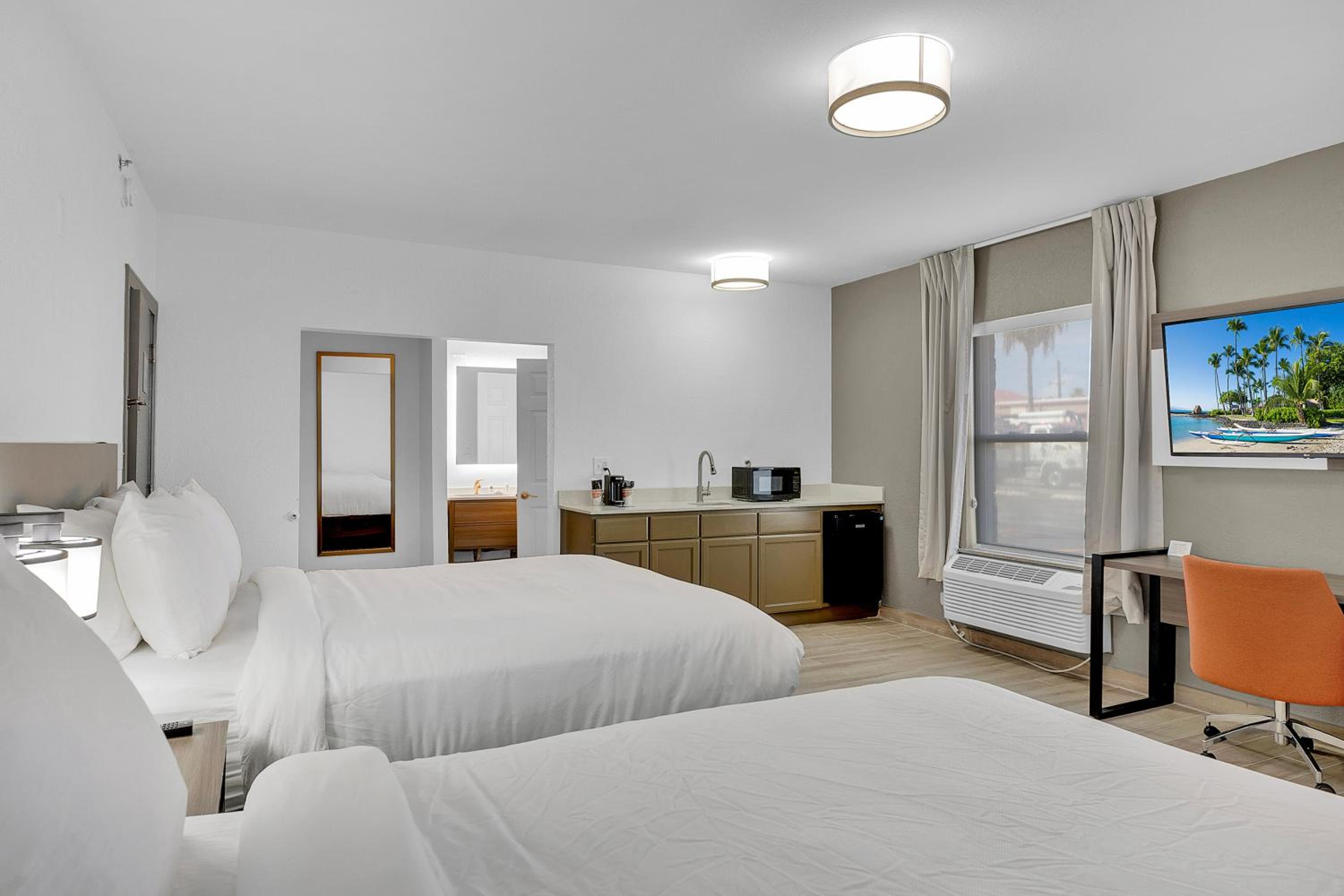 Queen Suite with Two Queen Beds and Sofa Bed - Non Smoking - Photo 21