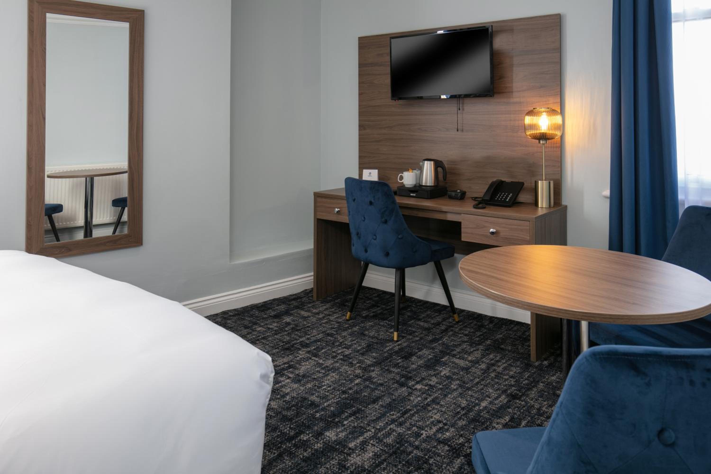 Standard King Room - Non-Smoking  - Photo 6