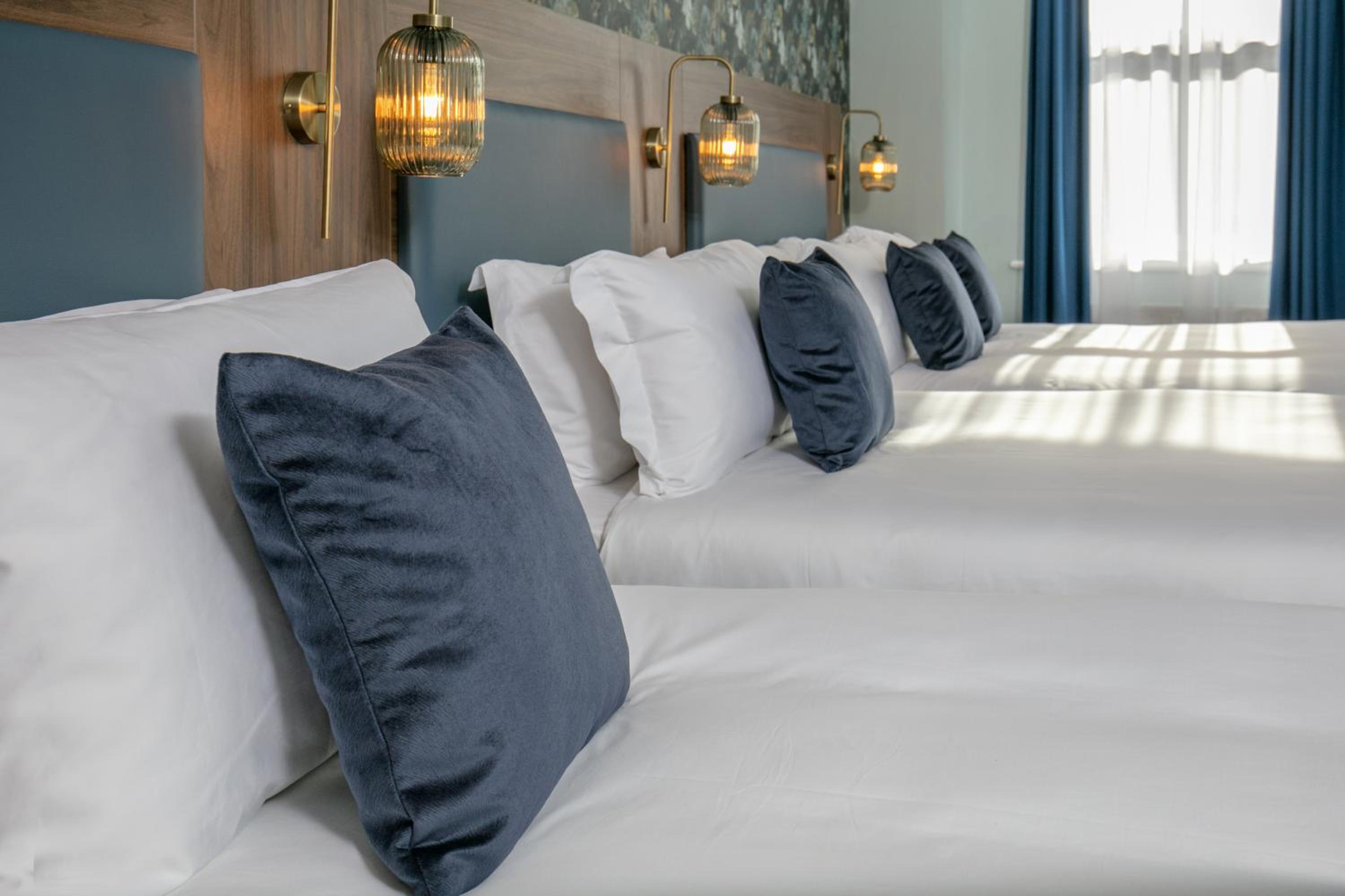 Family Room with One King Bed and Two Single Beds - Non-Smoking - Photo 4