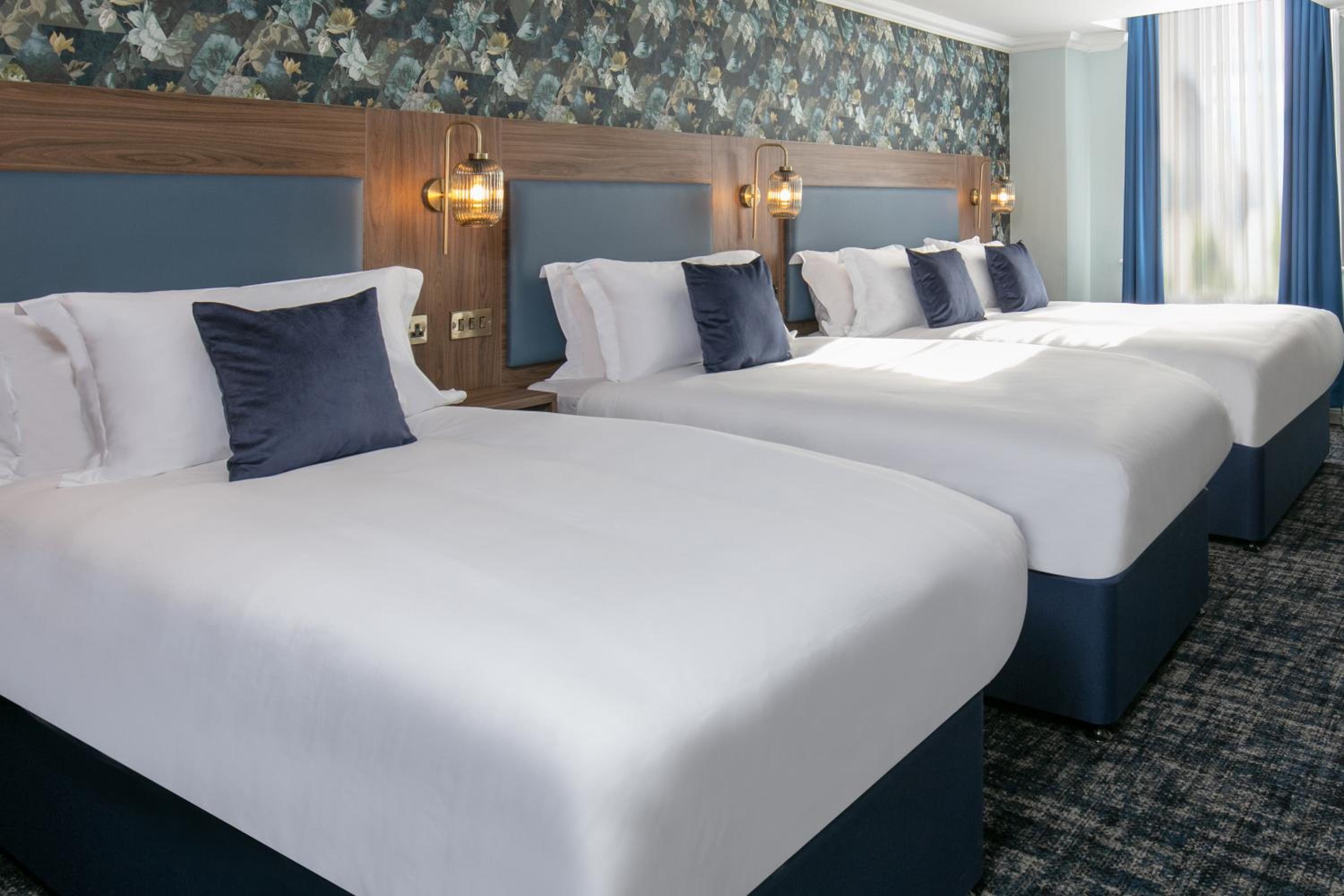 Family Room with One King Bed and Two Single Beds - Non-Smoking - Photo 5