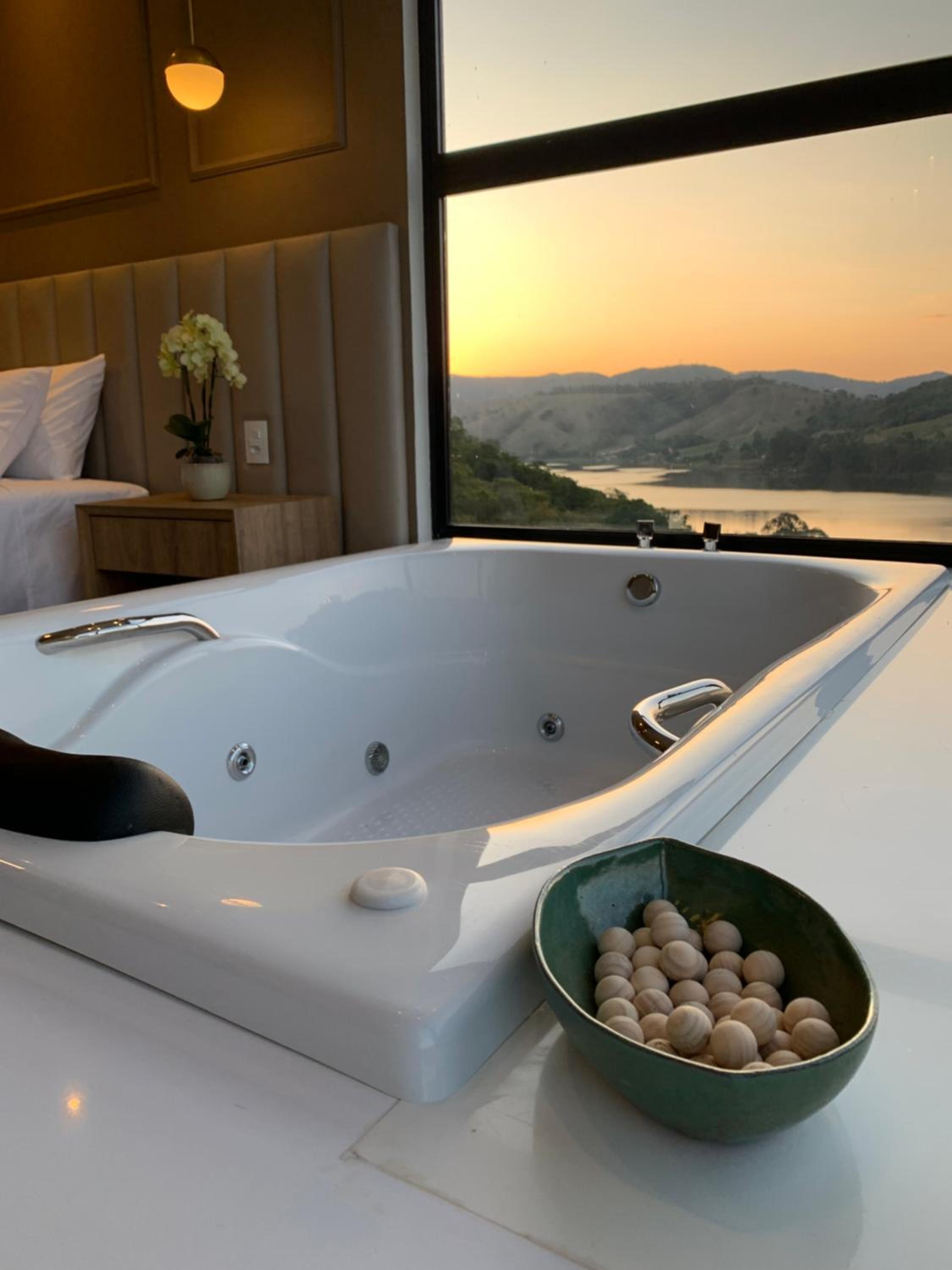 King Suite with Spa Bath - Photo 2