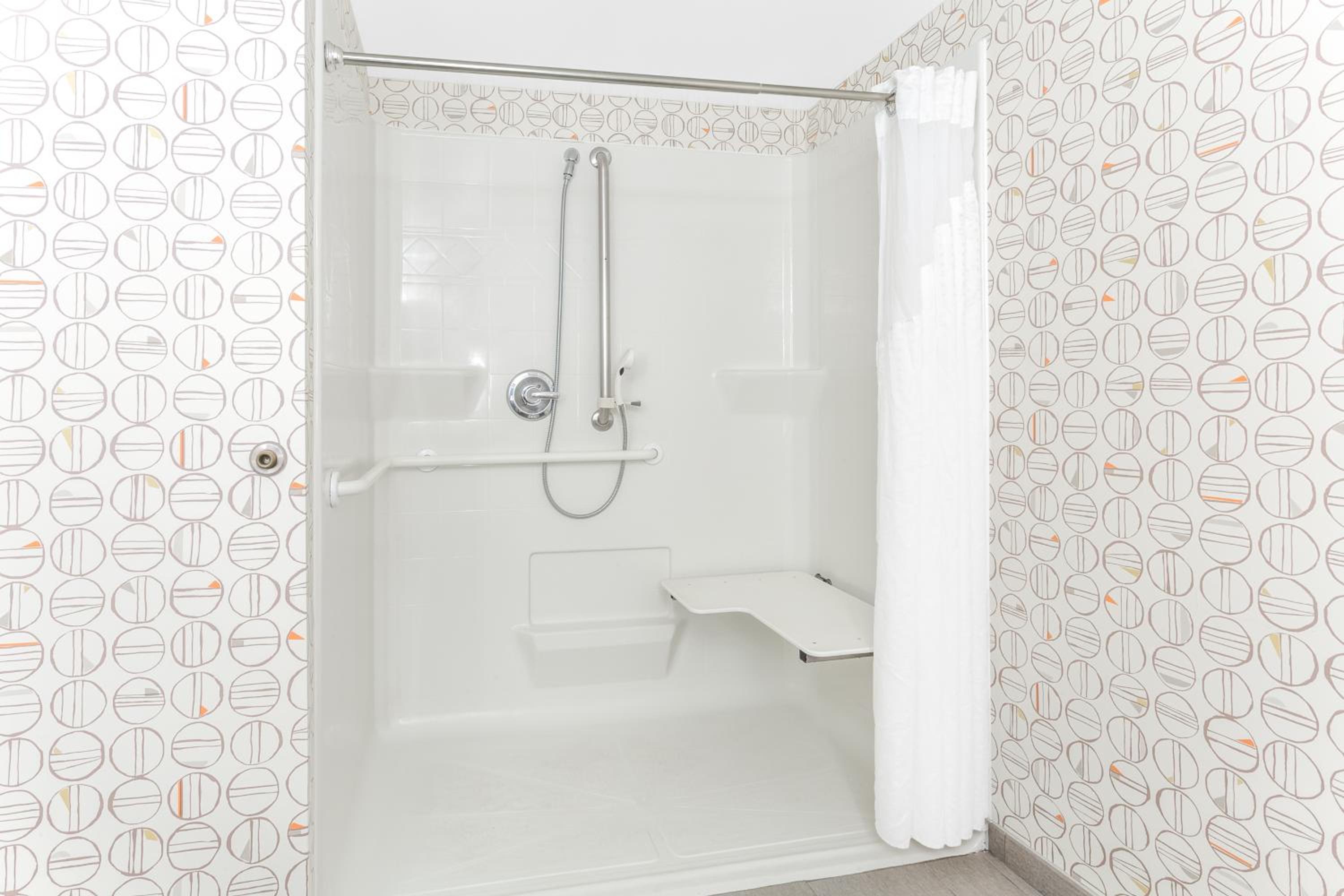 Standard Queen Room with Two Queen Beds and Mobility Accessible Tub - Photo 7
