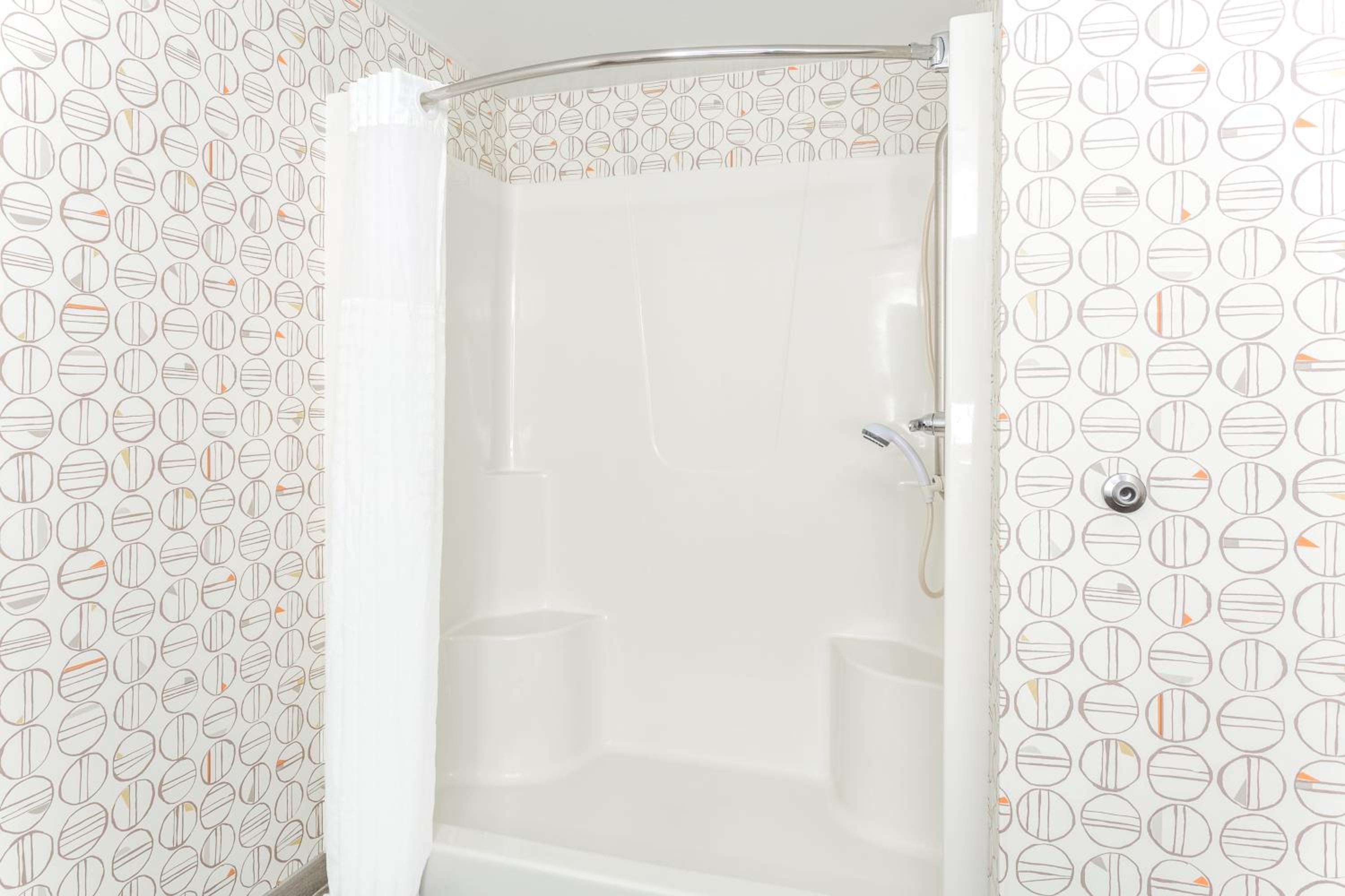 Standard Queen Room with Two Queen Beds and Mobility Accessible Tub - Photo 2