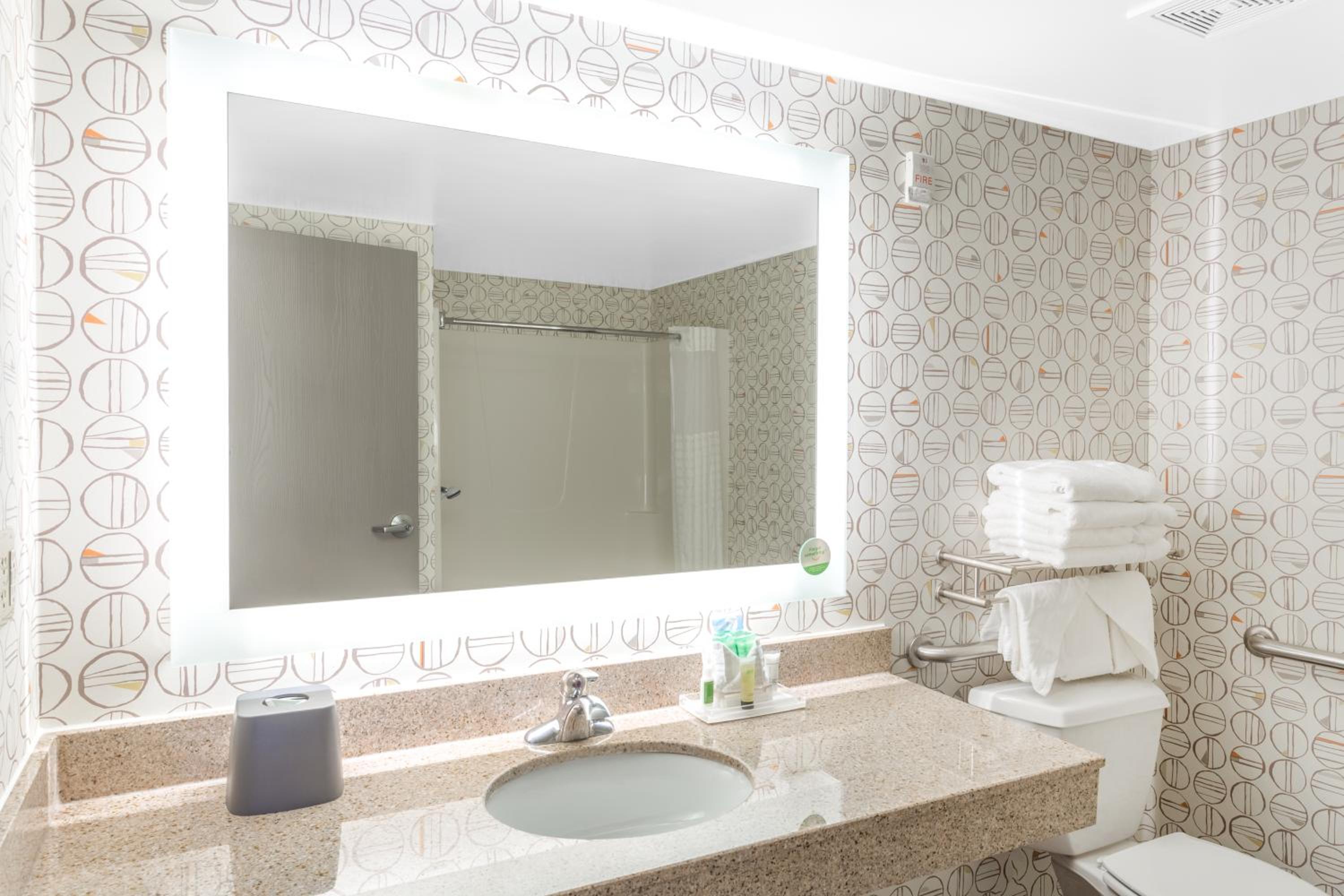 Standard Queen Room with Two Queen Beds and Mobility Accessible Tub - Photo 8