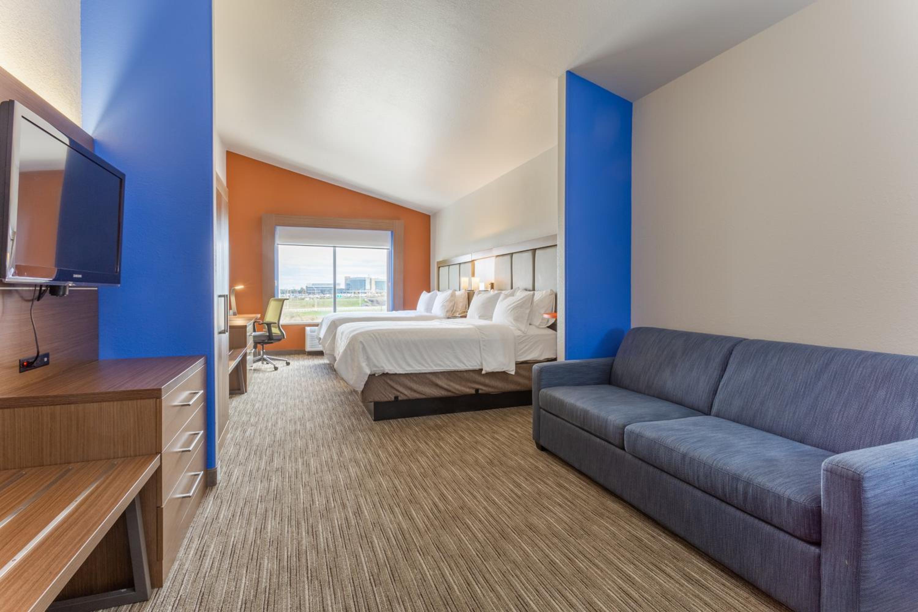 Queen Suite with Two Queen Beds and Sofa Bed - Extra Floor Space - Photo 5