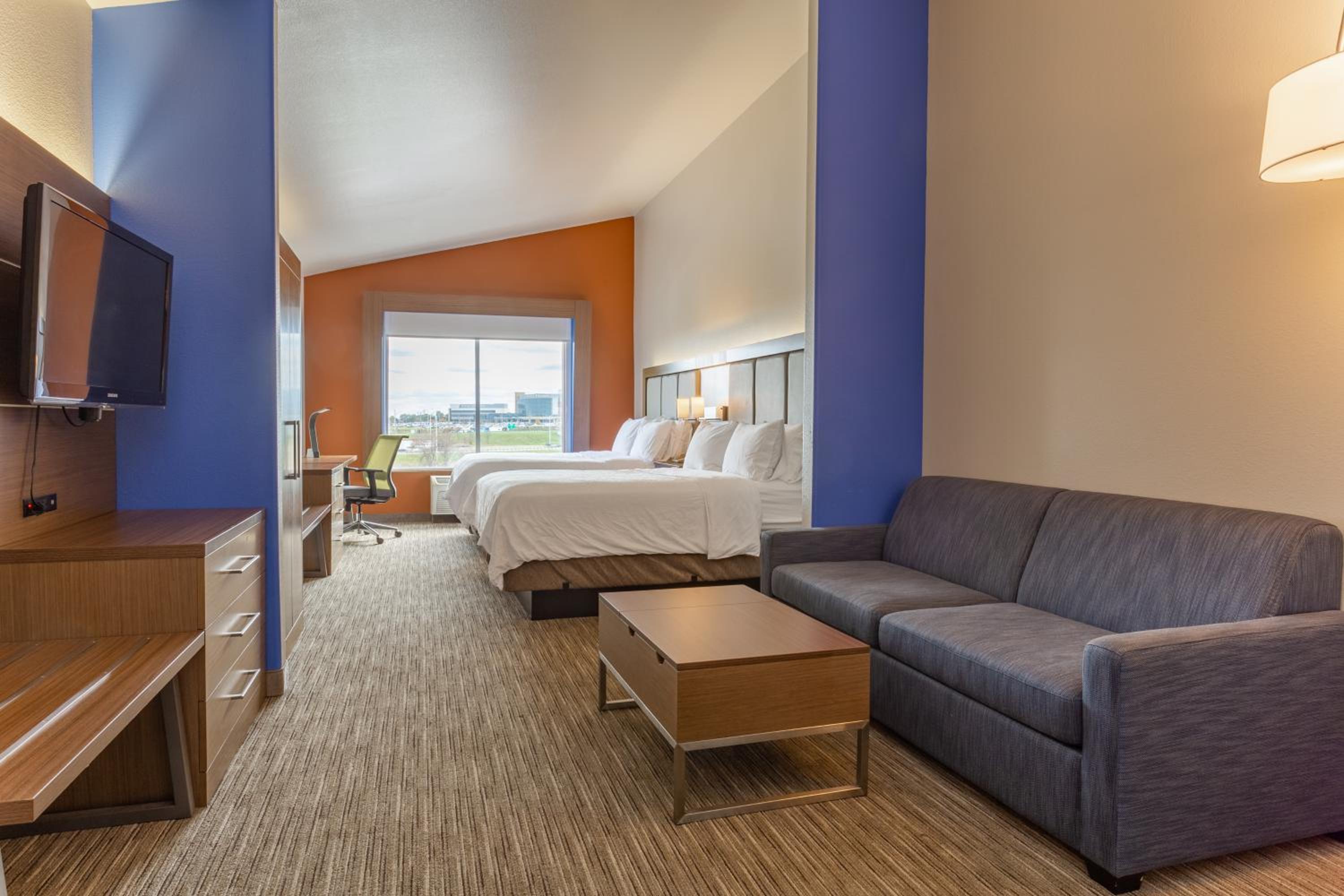 Queen Suite with Two Queen Beds and Sofa Bed - Extra Floor Space - Photo 4