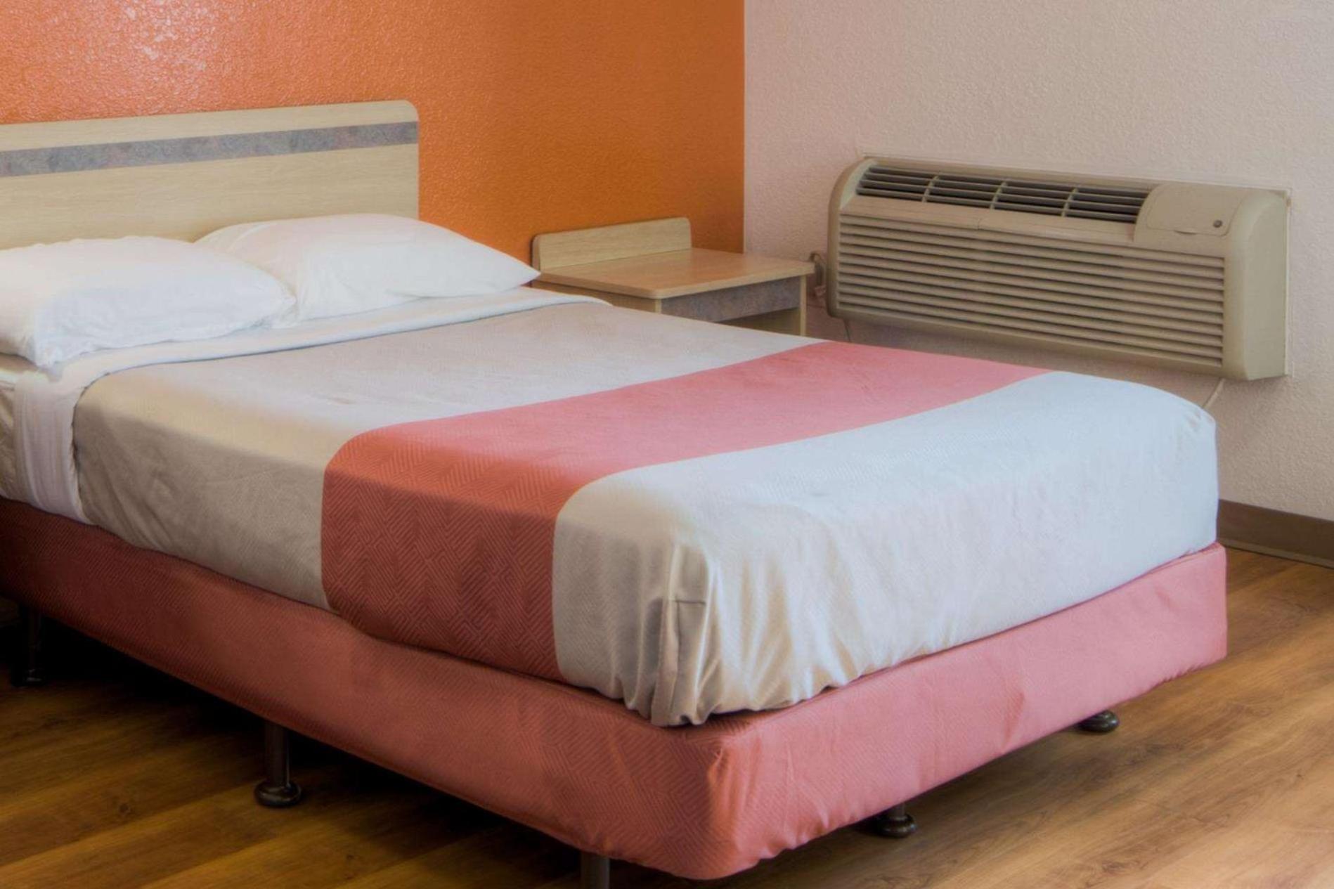 1 Queen Bed | Smoking