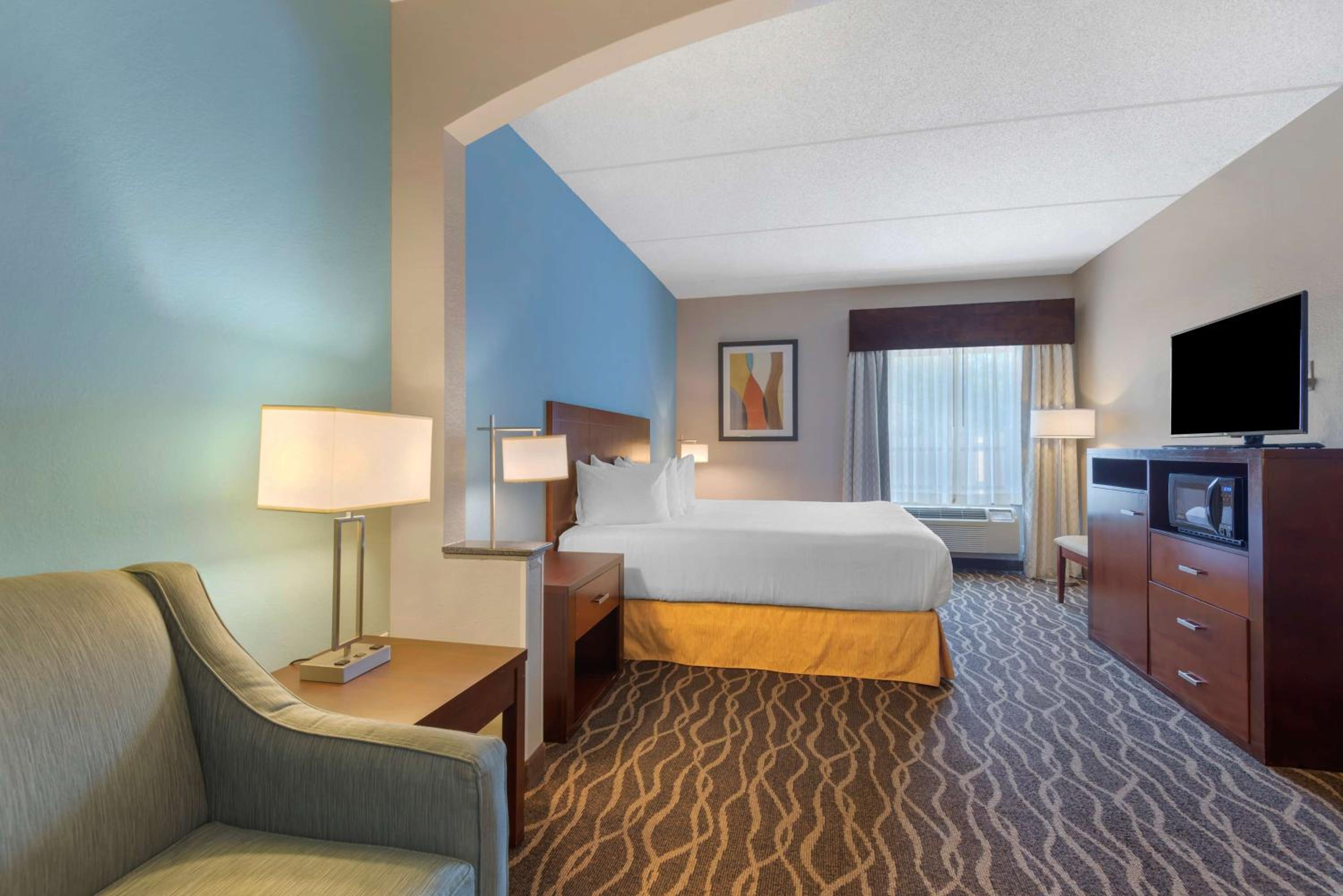 King Suite with Roll-In Shower and Sofa Bed - Disability Access/Non-Smoking - Photo 4