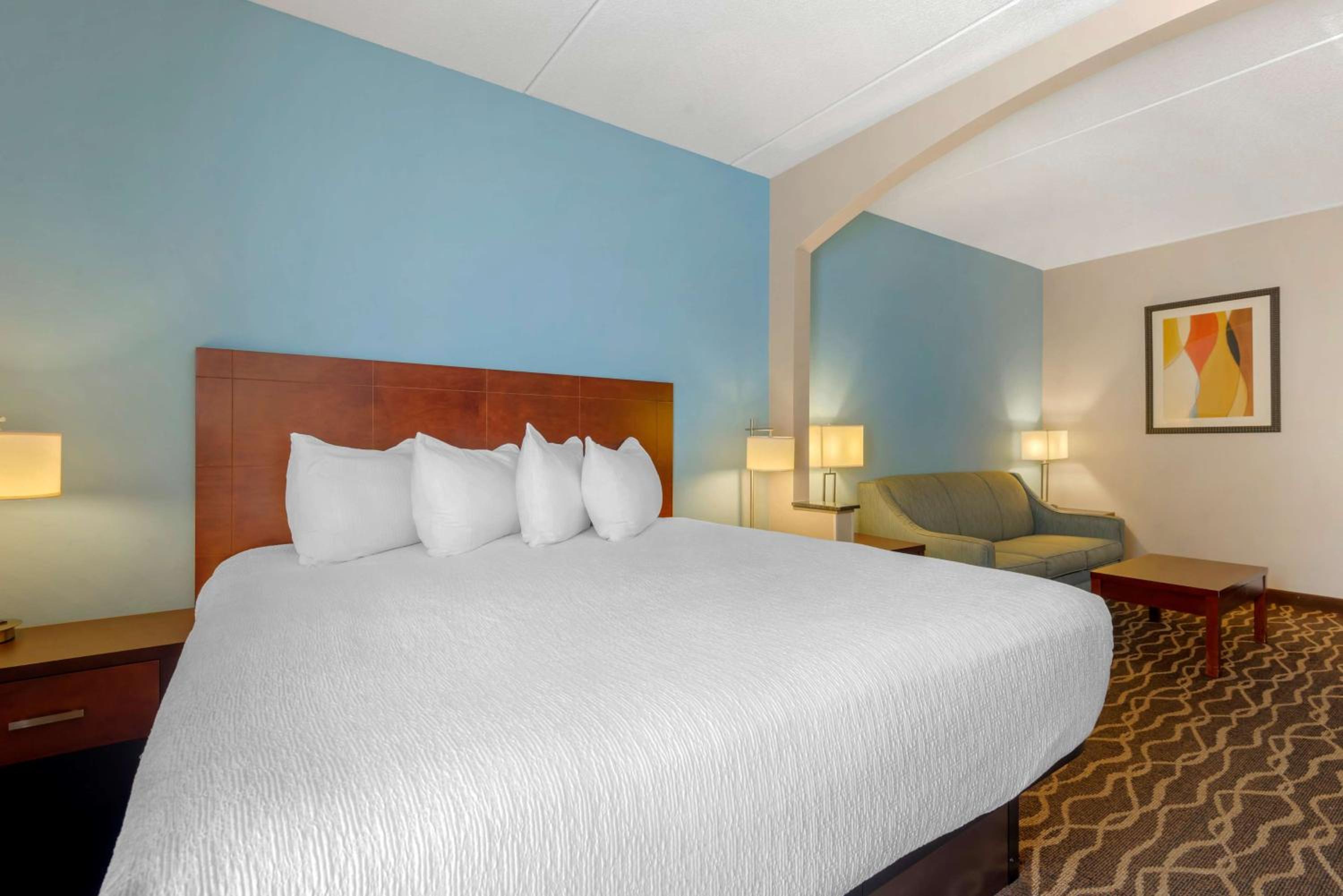 King Suite with Roll-In Shower and Sofa Bed - Disability Access/Non-Smoking - Photo 2