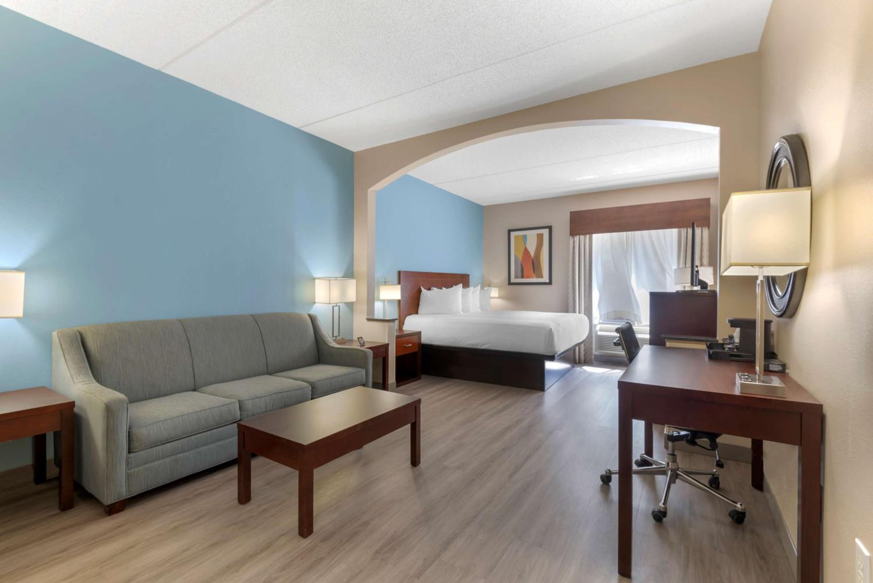 King Suite with Roll-In Shower and Sofa Bed - Disability Access/Non-Smoking - Photo 5