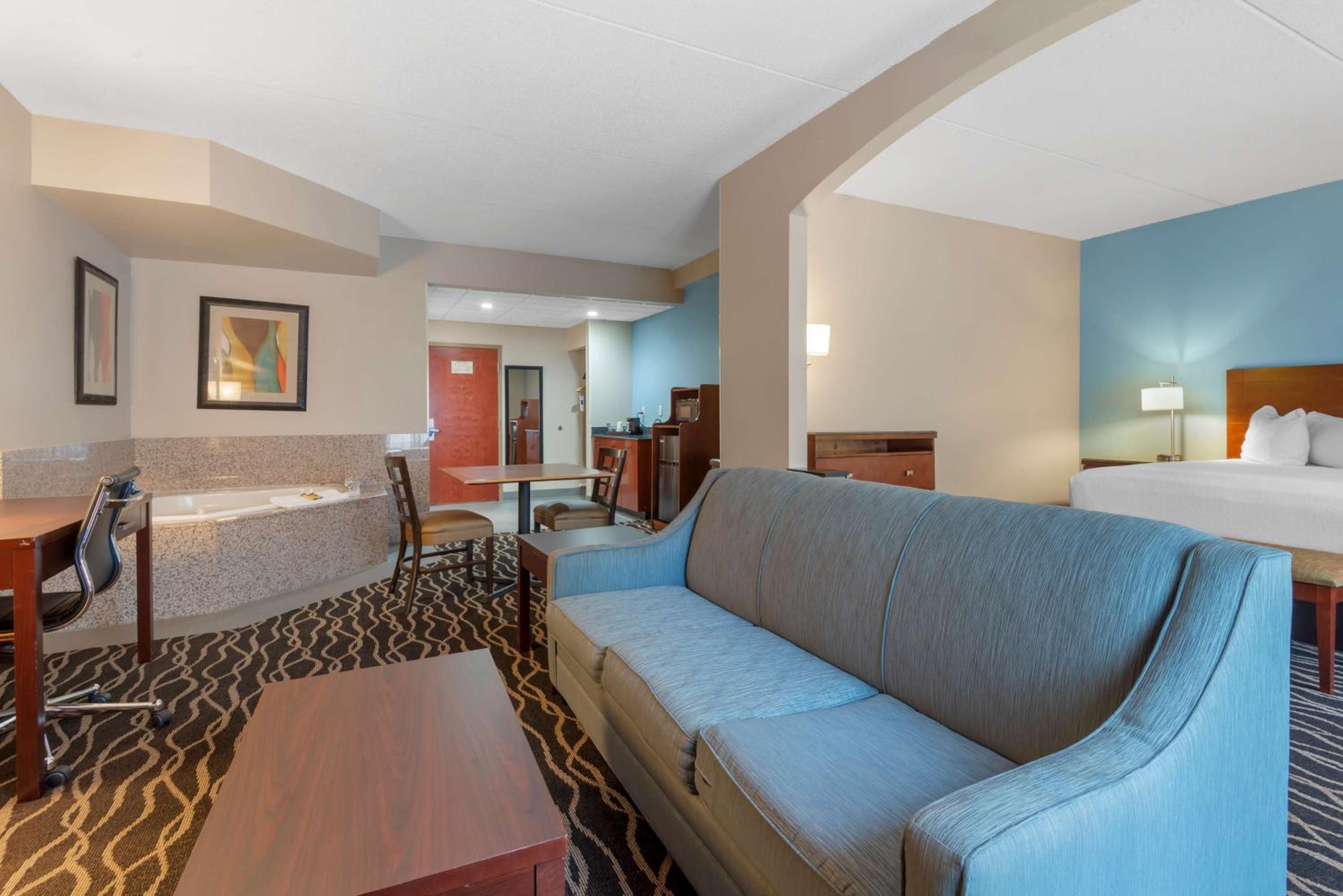 Deluxe King Suite with Spa Bath - Non-Smoking - Photo 4