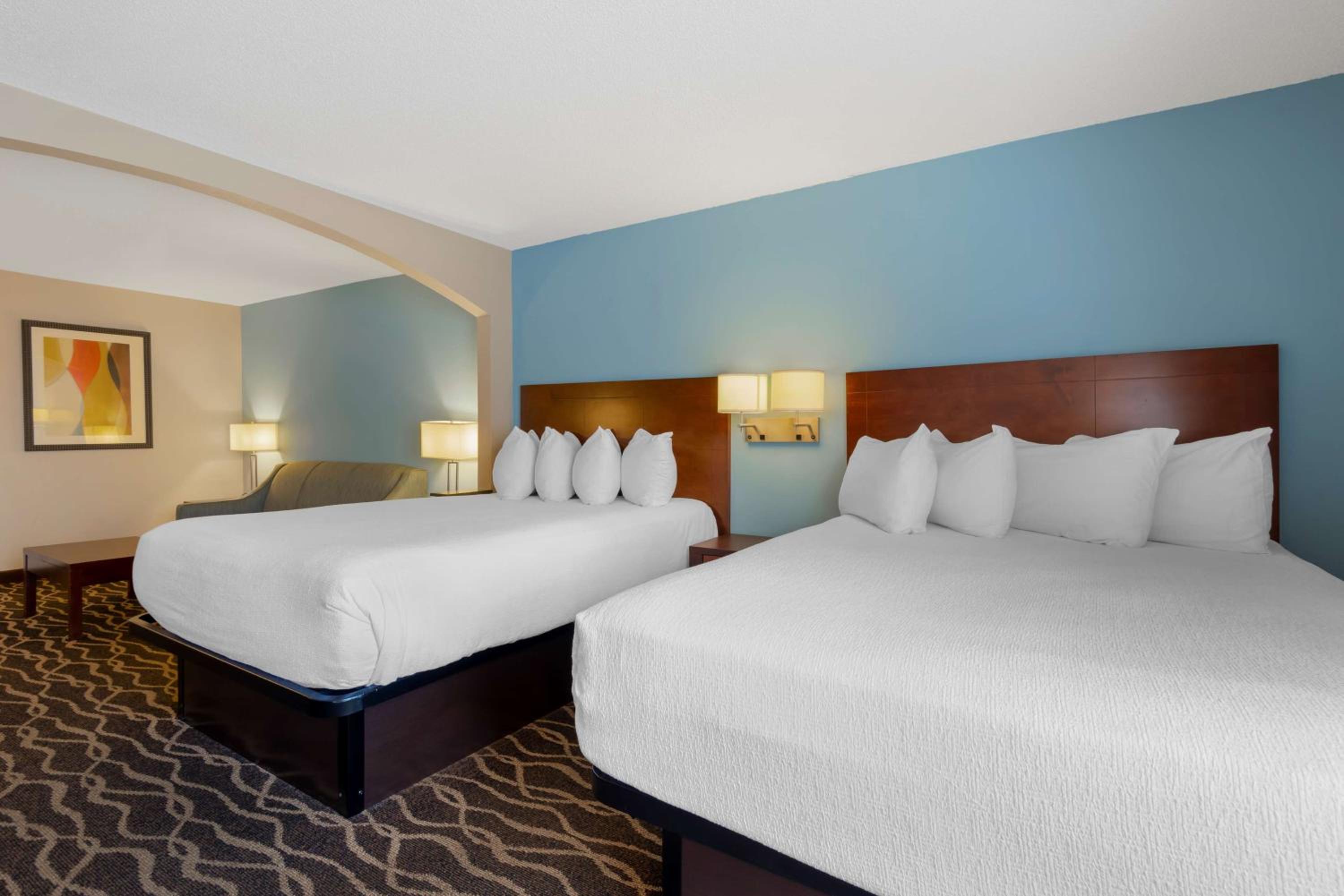 Queen Suite with Two Queen Beds and Sofa Bed - Photo 4